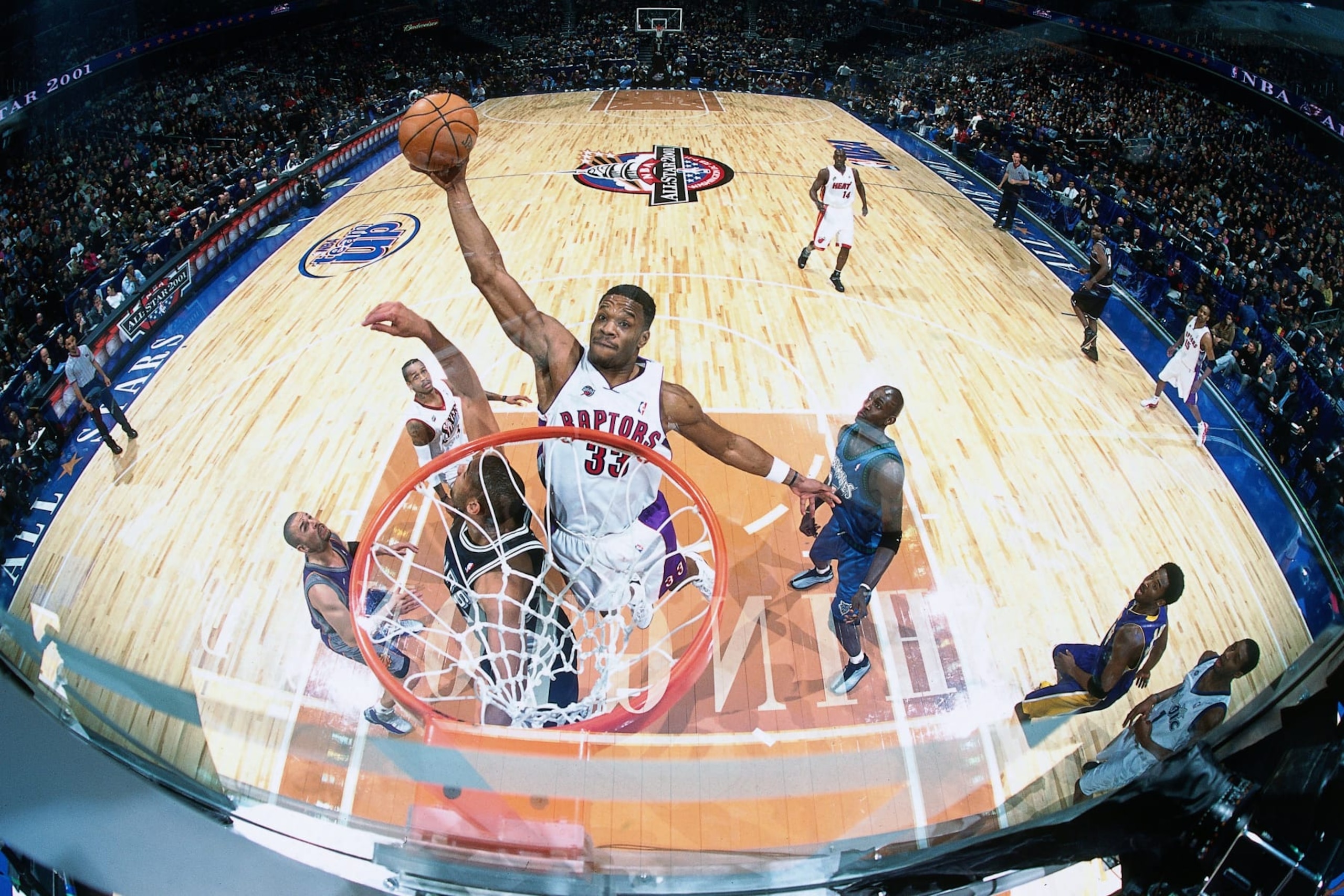 WASHINGTON D.C. - FEBRUARY 11:  Antonio Davis #33 of the Eastern Conference All-Stars attempts a dunk against the Western Conference All-Stars during the 2001 NBA All-Star Game held on February 11, 2001 at the MIC Center in Washington, D.C. NOTE TO USER: User expressly acknowledges that, by downloading and or using this photograph, User is consenting to the terms and conditions of the Getty Images License agreement. Mandatory Copyright Notice: Copyright 2001 NBAE (Photo by Andrew D. Bernstein/NBAE via Getty Images)