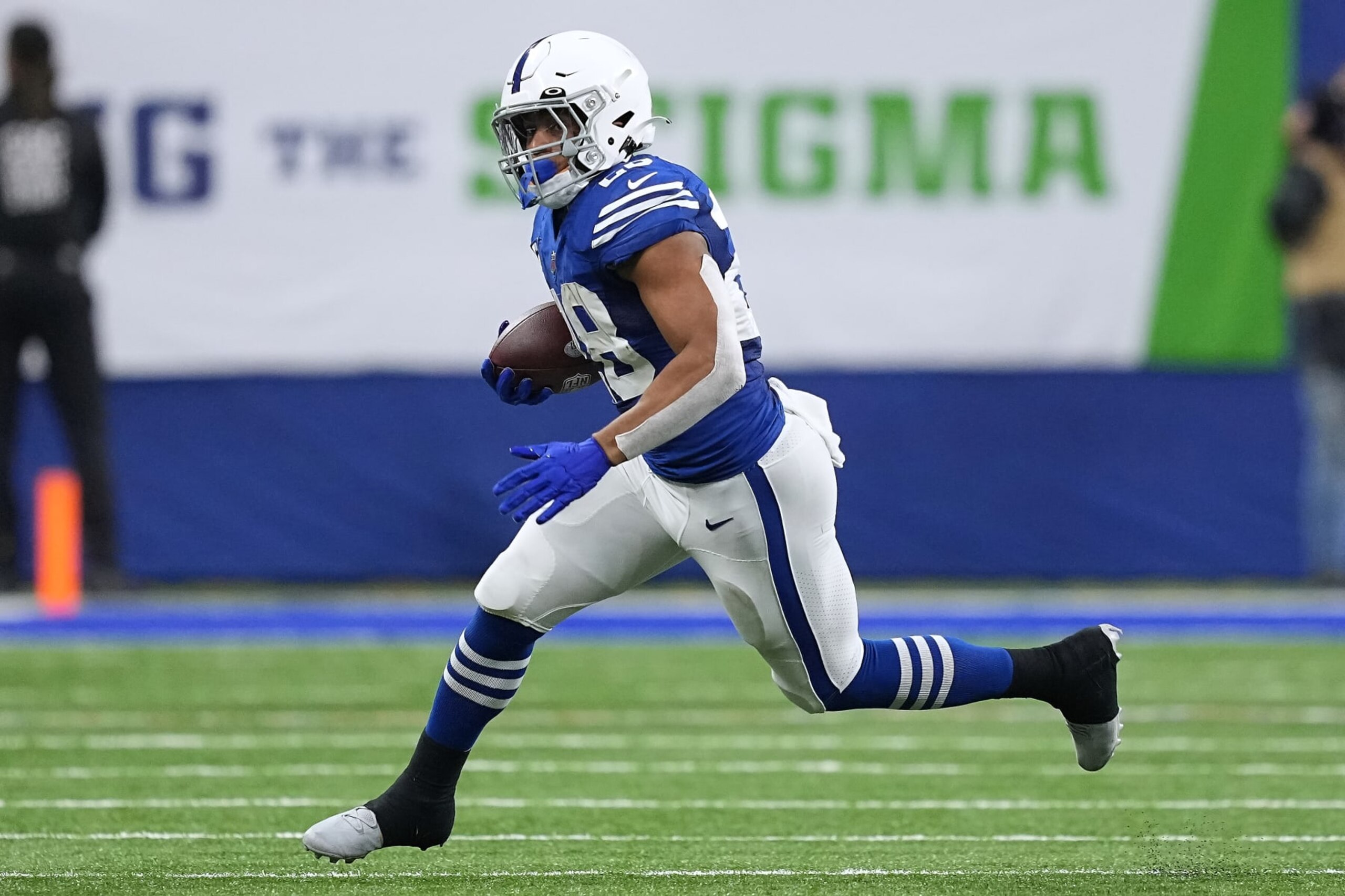 INDIANAPOLIS, INDIANA - NOVEMBER 28: Jonathan Taylor #28 of the Indianapolis Colts runs with the ball in the second quarter against the Pittsburgh Steelers at Lucas Oil Stadium on November 28, 2022 in Indianapolis, Indiana. (Photo by Dylan Buell/Getty Images)