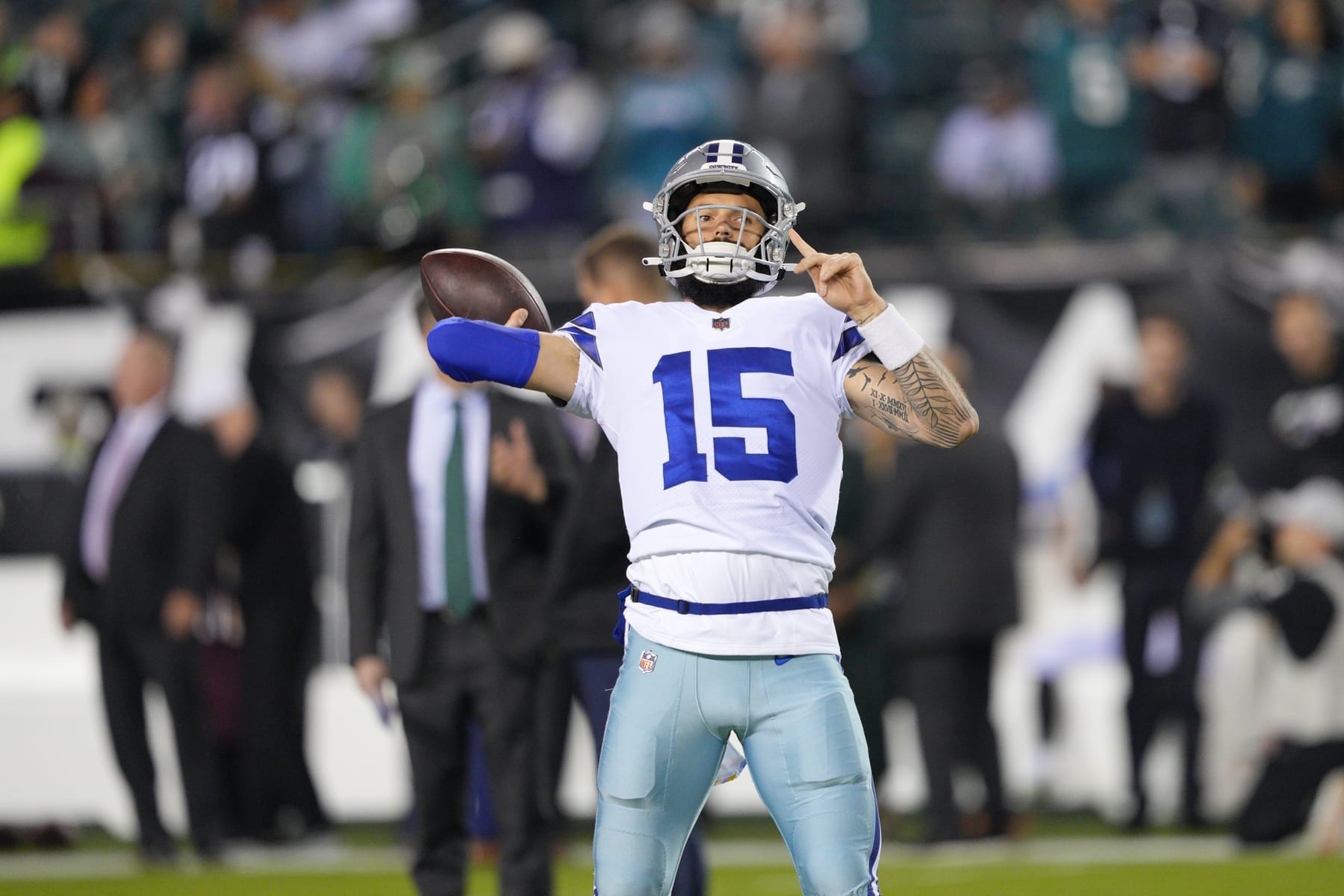 PHILADELPHIA, PA - OCTOBER 16: Dallas Cowboys quarterback Will Grier (15) warms up during the game between the Dallas Cowboys and the Philadelphia Eagles on October 16, 2022 at Lincoln Financial Field in Philadelphia, PA. (Photo by Andy Lewis/Icon Sportswire via Getty Images)