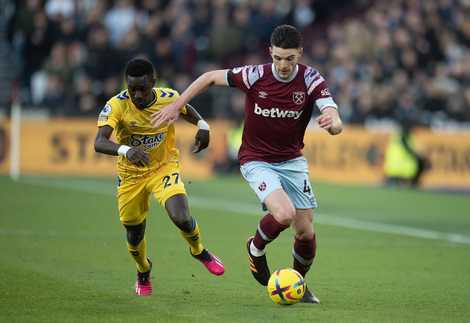 LONDON, ENGLAND - JANUARY 21: Declan Rice of West Ham United (R) in action with Idrissa Gueye of Everton (L) during the Premier League match between West Ham United and Everton FC at London Stadium on January 21, 2023 in London, England. (Photo by Visionhaus/Getty Images)