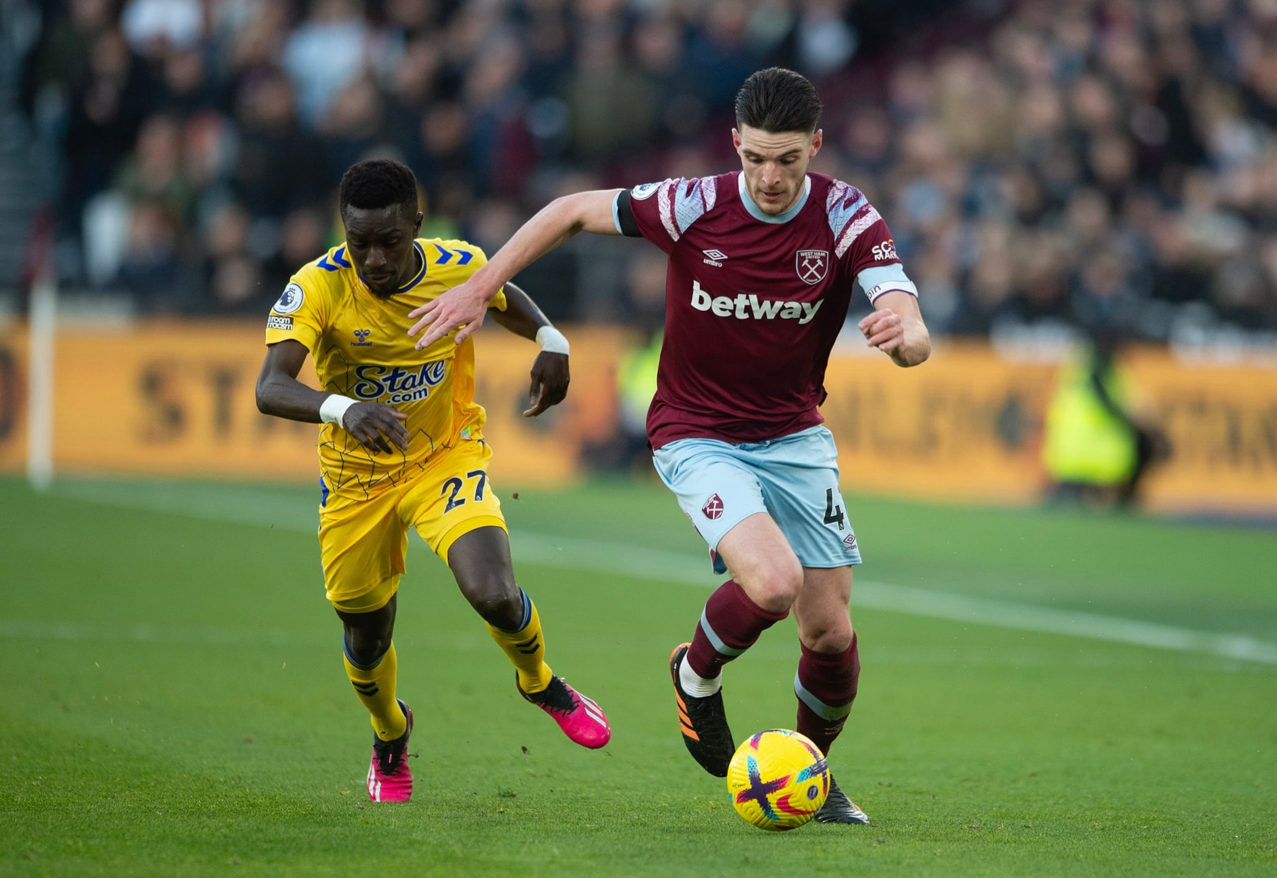 LONDON, ENGLAND - JANUARY 21: Declan Rice of West Ham United (R) in action with Idrissa Gueye of Everton (L) during the Premier League match between West Ham United and Everton FC at London Stadium on January 21, 2023 in London, England. (Photo by Visionhaus/Getty Images)