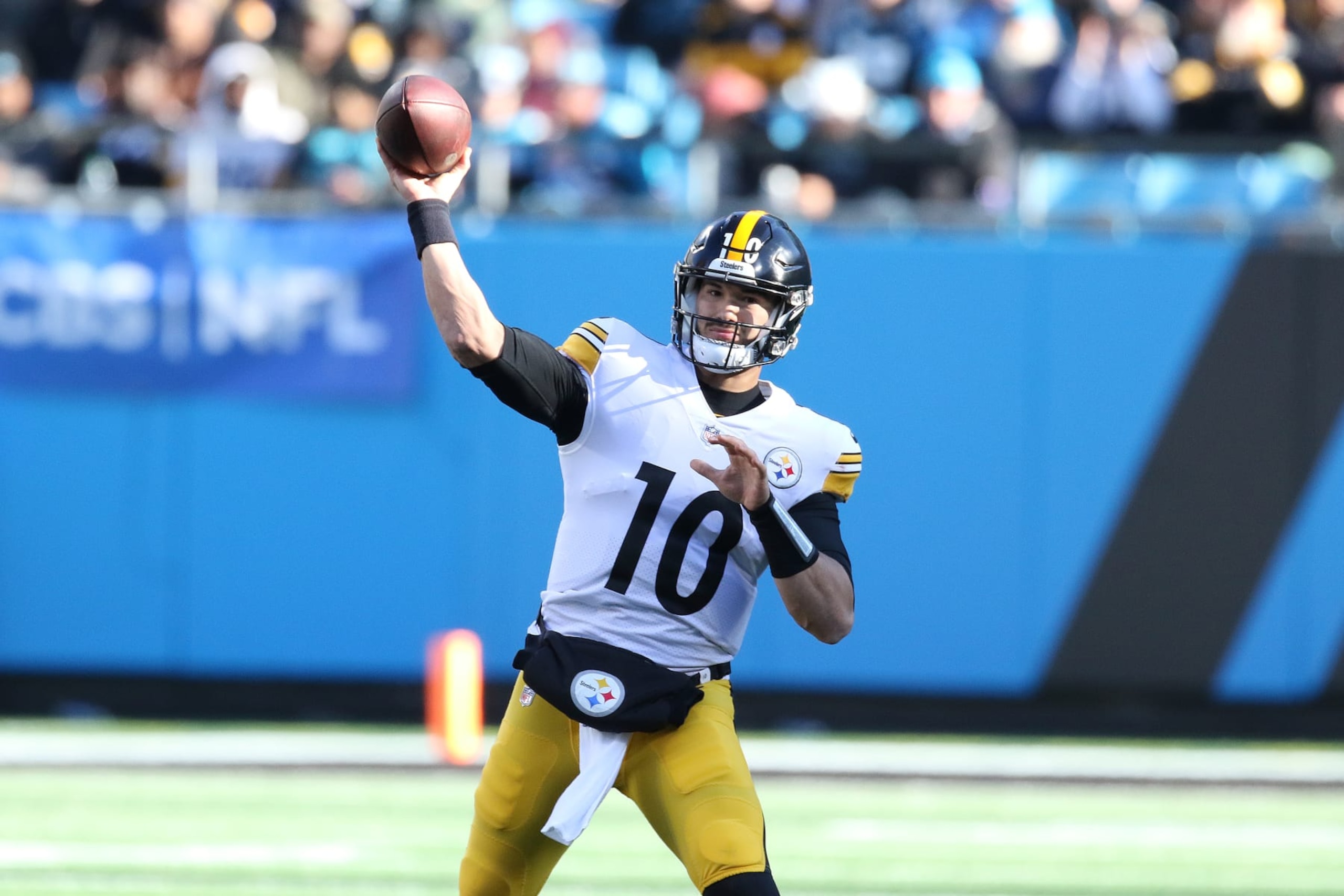 CHARLOTTE, NC - DECEMBER 18: Pittsburgh Steelers quarterback Mitch Trubisky (10) during an NFL football game between the Pittsburg Steelers and the Carolina Panthers on December 18, 2022 at Bank of America Stadium in Charlotte, N.C. (Photo by John Byrum/Icon Sportswire via Getty Images)
