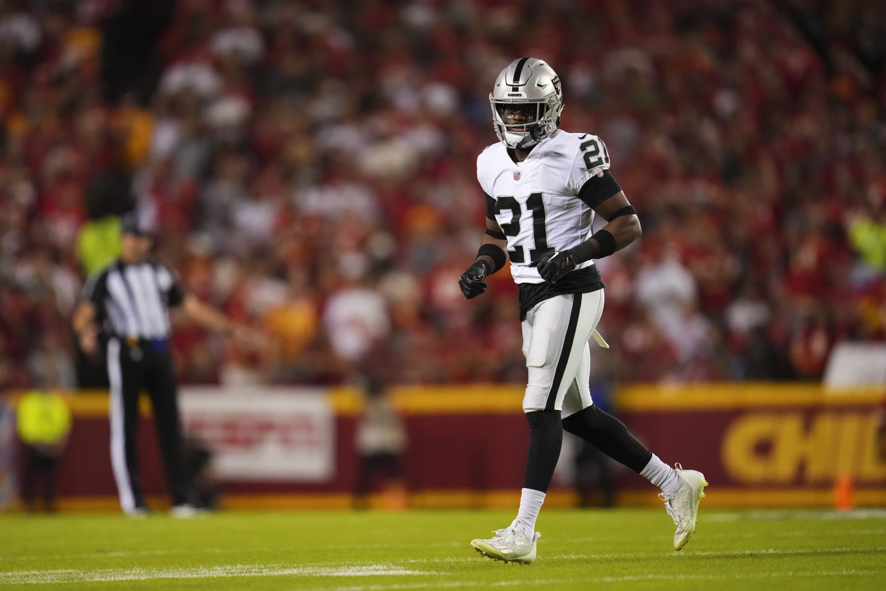 KANSAS CITY, MO - OCTOBER 10: Amik Robertson #21 of the Las Vegas Raiders gets set against the Kansas City Chiefs at GEHA Field at Arrowhead Stadium on October 10, 2022 in Kansas City, Missouri. (Photo by Cooper Neill/Getty Images)