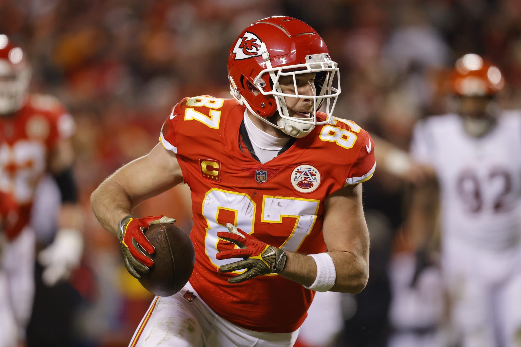 KANSAS CITY, MISSOURI - JANUARY 29: Travis Kelce #87 of the Kansas City Chiefs carries the ball against the Cincinnati Bengals during the first quarter in the AFC Championship Game at GEHA Field at Arrowhead Stadium on January 29, 2023 in Kansas City, Missouri. (Photo by David Eulitt/Getty Images)