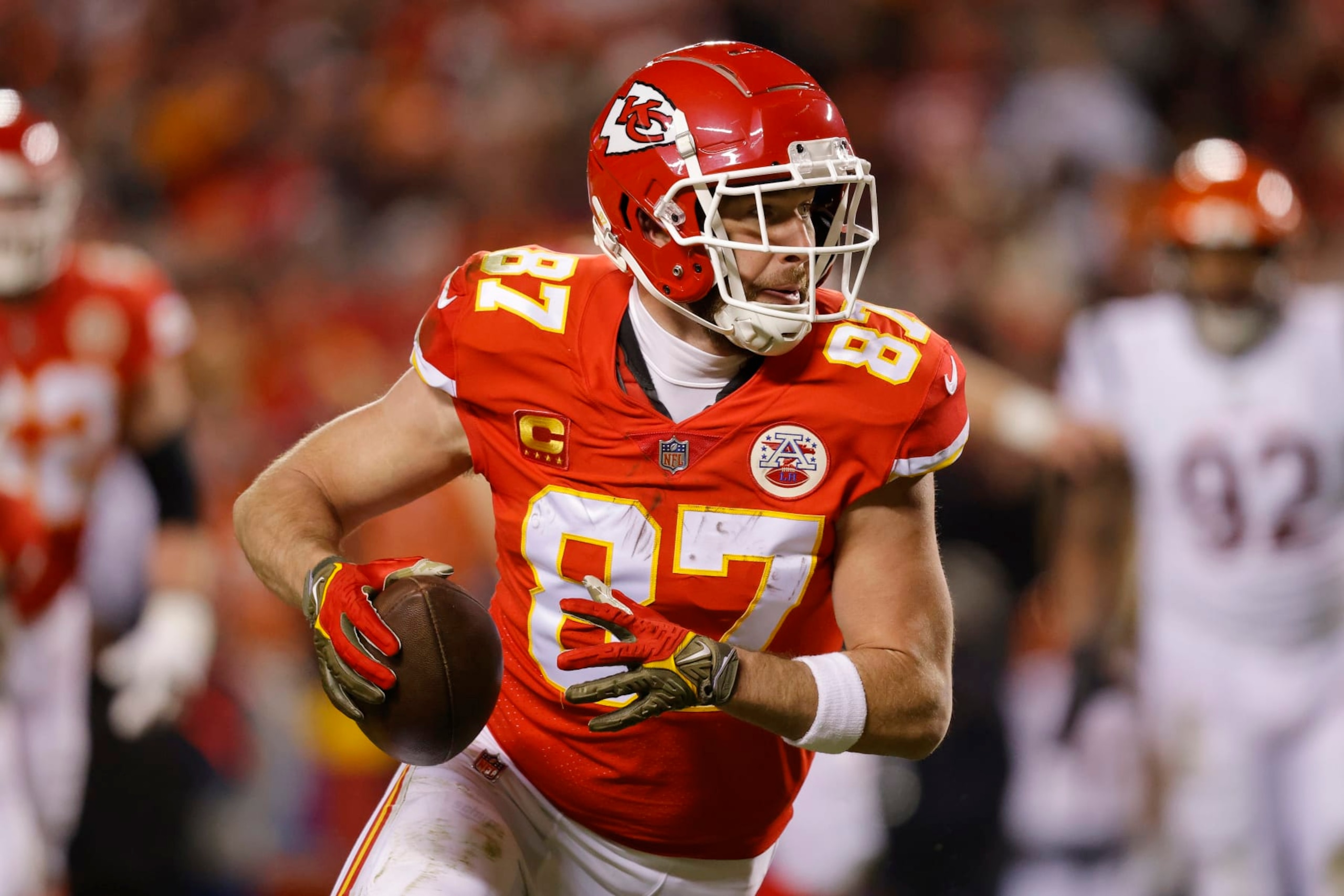 KANSAS CITY, MISSOURI - JANUARY 29: Travis Kelce #87 of the Kansas City Chiefs carries the ball against the Cincinnati Bengals during the first quarter in the AFC Championship Game at GEHA Field at Arrowhead Stadium on January 29, 2023 in Kansas City, Missouri. (Photo by David Eulitt/Getty Images)