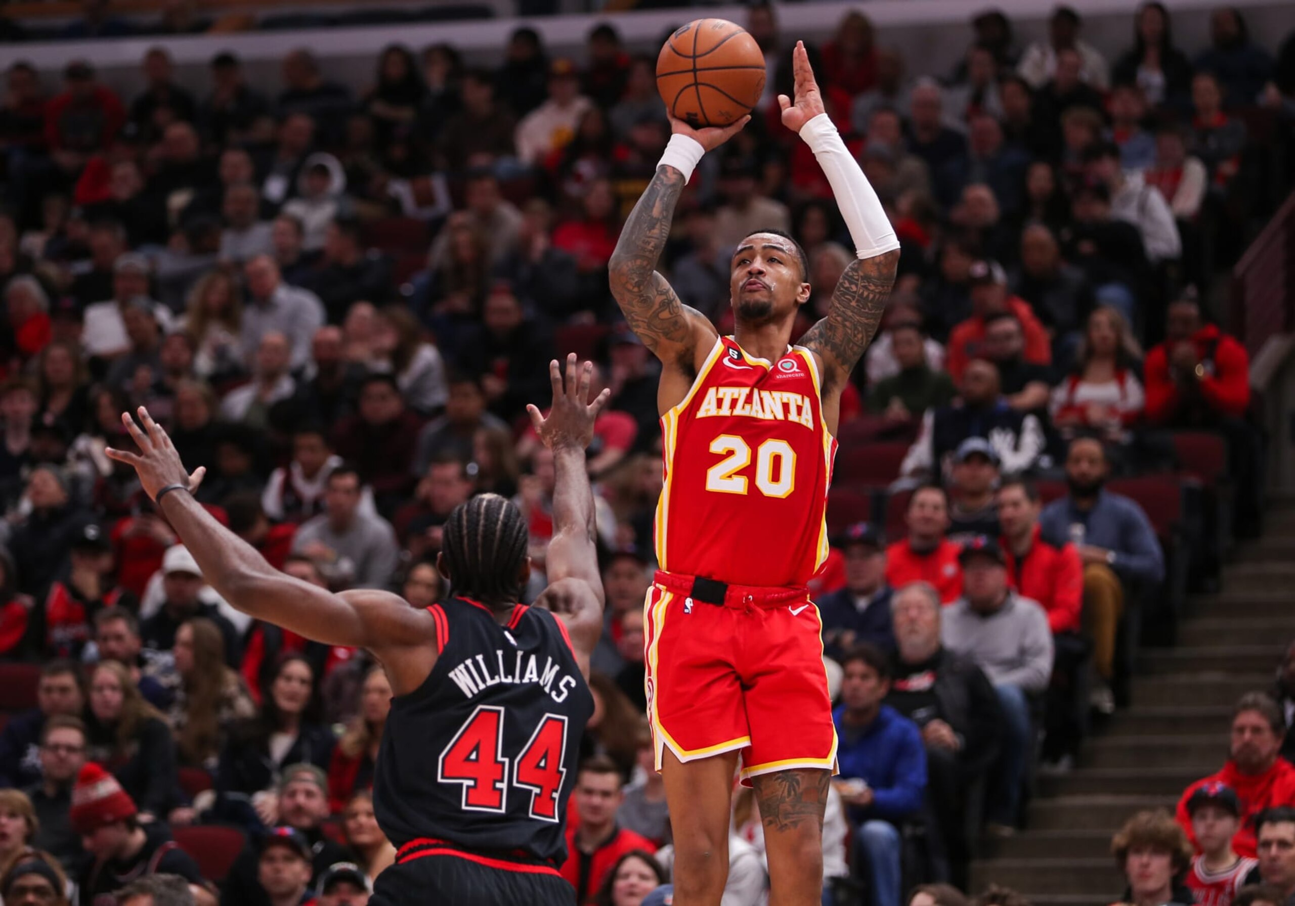 CHICAGO, IL - JANUARY 23: Atlanta Hawks Forward John Collins (20) shoots a 3-point basket during a NBA game between the Atlanta  Hawks and the Chicago Bulls on January 23, 2023 at the United Center in Chicago, IL. (Photo by Melissa Tamez/Icon Sportswire via Getty Images)