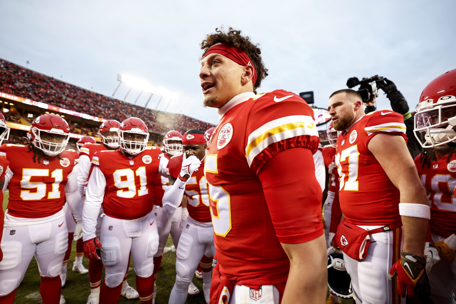 KANSAS CITY, MISSOURI - JANUARY 29: Patrick Mahomes #15 of the Kansas City Chiefs leads a huddle prior to the AFC Championship NFL football game between the Kansas City Chiefs and the Cincinnati Bengals at GEHA Field at Arrowhead Stadium on January 29, 2023 in Kansas City, Missouri. (Photo by Michael Owens/Getty Images)