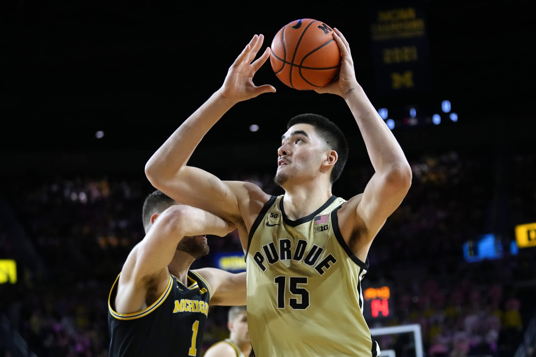 Even Michigan's 7'1" Hunter Dickinson looks small trying to guard Purdue's Zach Edey