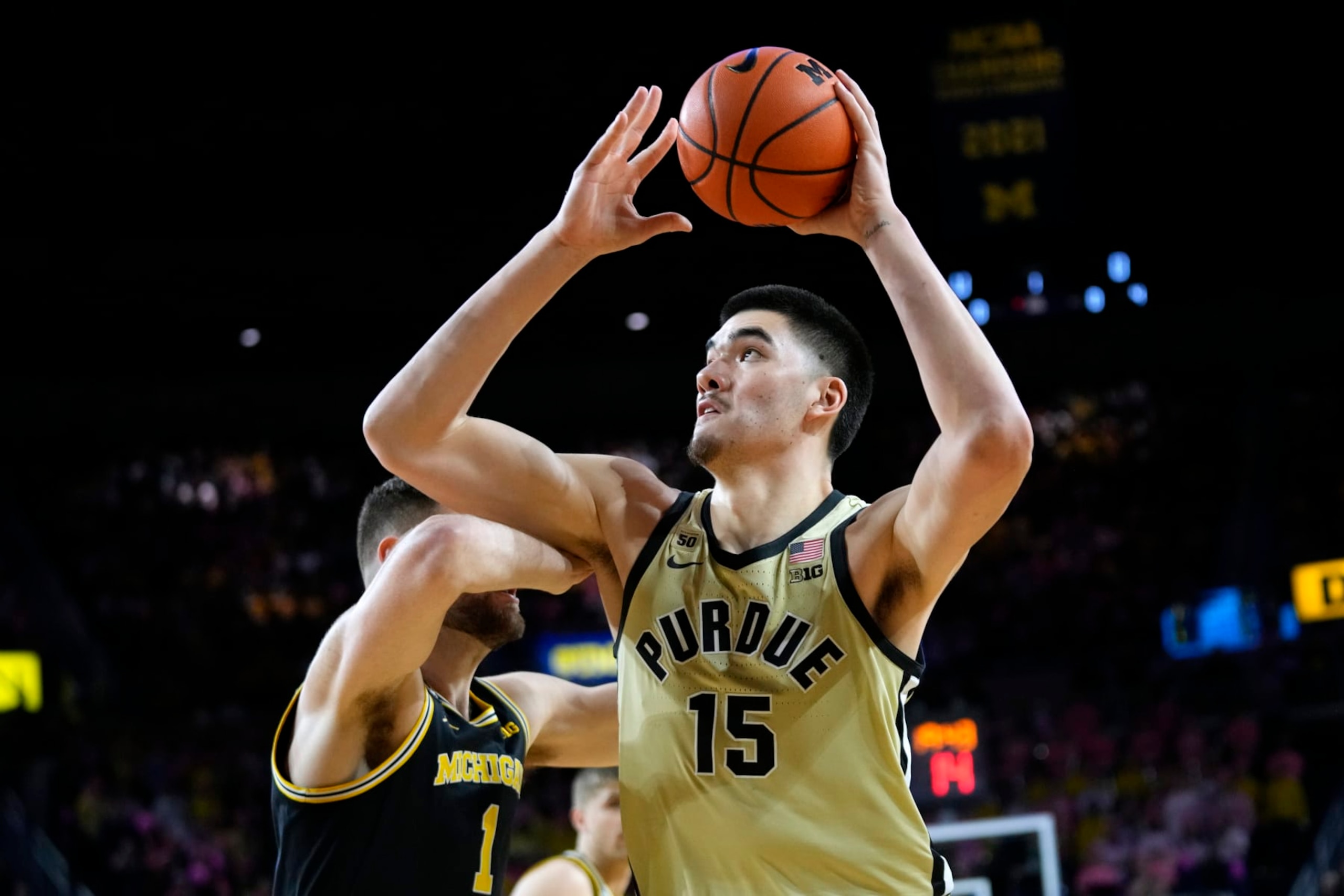 Even Michigan's 7'1" Hunter Dickinson looks small trying to guard Purdue's Zach Edey