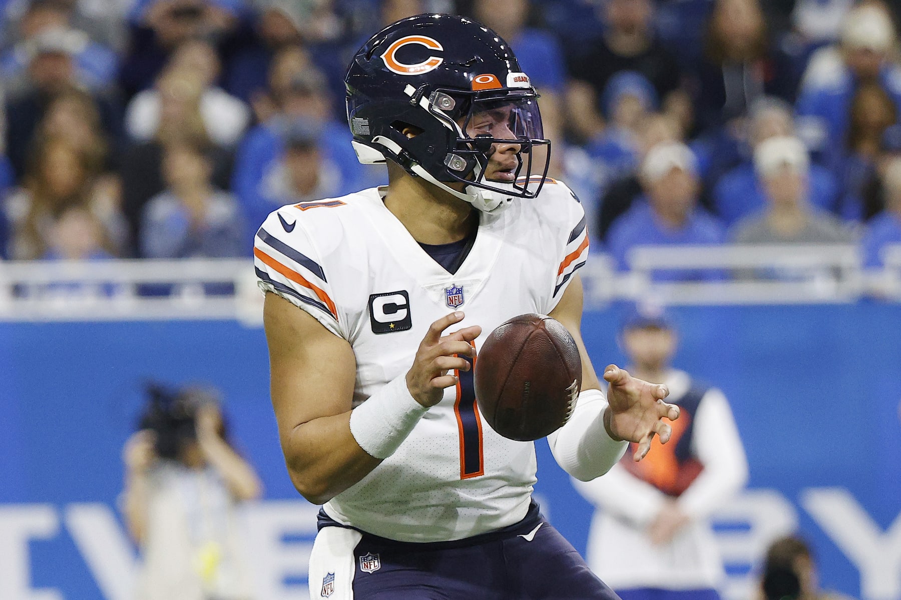 DETROIT, MICHIGAN - JANUARY 01: Justin Fields #1 of the Chicago Beats looks to throw a pass in the first half of a game against the Detroit Lions at Ford Field on January 01, 2023 in Detroit, Michigan. (Photo by Mike Mulholland/Getty Images)