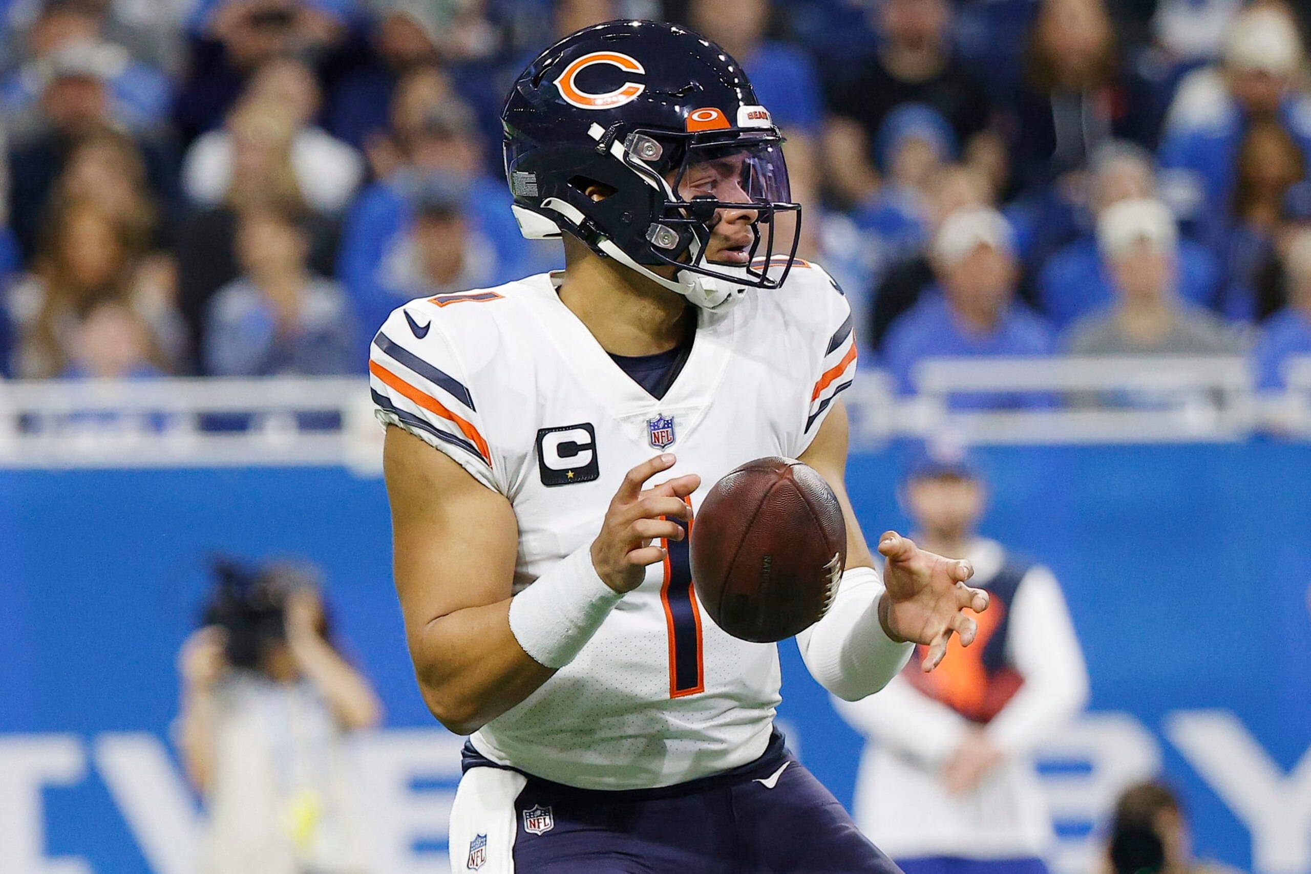 DETROIT, MICHIGAN - JANUARY 01: Justin Fields #1 of the Chicago Beats looks to throw a pass in the first half of a game against the Detroit Lions at Ford Field on January 01, 2023 in Detroit, Michigan. (Photo by Mike Mulholland/Getty Images) DETROIT, MICHIGAN - JANUARY 01: Justin Fields #1 of the Chicago Beats looks to throw a pass in the first half of a game against the Detroit Lions at Ford Field on January 01, 2023 in Detroit, Michigan. (Photo by Mike Mulholland/Getty Images)