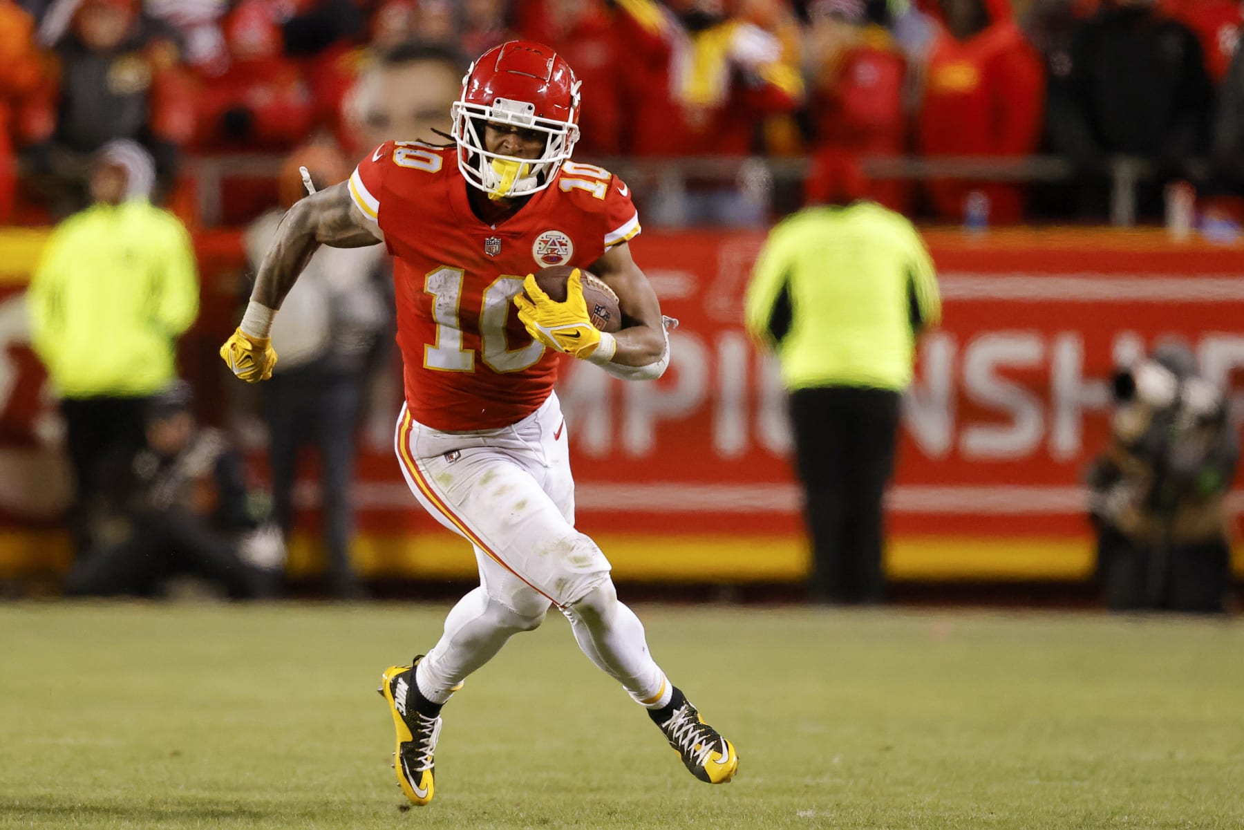 KANSAS CITY, MISSOURI - JANUARY 29: Isiah Pacheco #10 of the Kansas City Chiefs carries the ball against the Cincinnati Bengals during the fourth quarter in the AFC Championship Game at GEHA Field at Arrowhead Stadium on January 29, 2023 in Kansas City, Missouri. (Photo by David Eulitt/Getty Images)