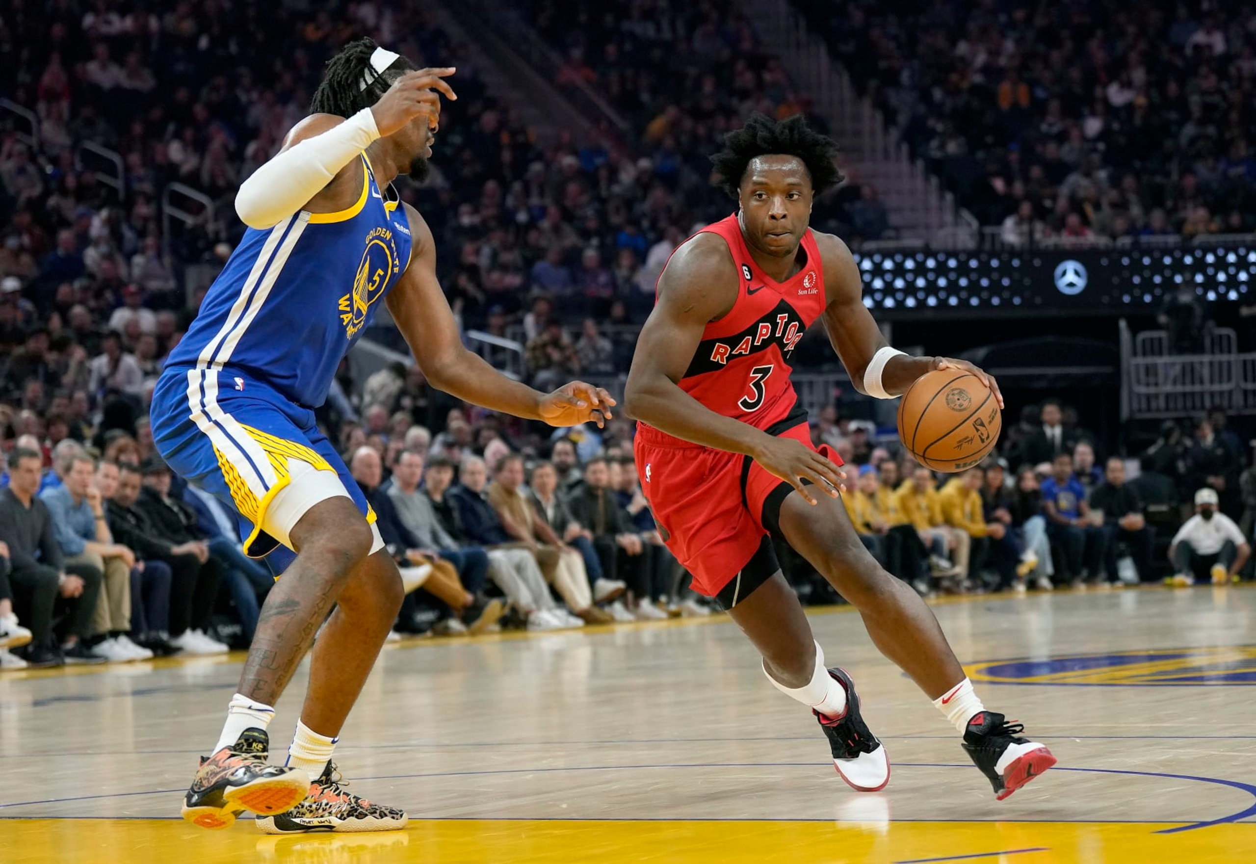SAN FRANCISCO, CALIFORNIA - JANUARY 27: O.G. Anunoby #3 of the Toronto Raptors dribbling the ball drives towards the basket on Kevon Looney #5 of the Golden State Warriors during the first quarter of an NBA basketball game at Chase Center on January 27, 2023 in San Francisco, California. NOTE TO USER: User expressly acknowledges and agrees that, by downloading and or using this photograph, User is consenting to the terms and conditions of the Getty Images License Agreement. (Photo by Thearon W. Henderson/Getty Images)