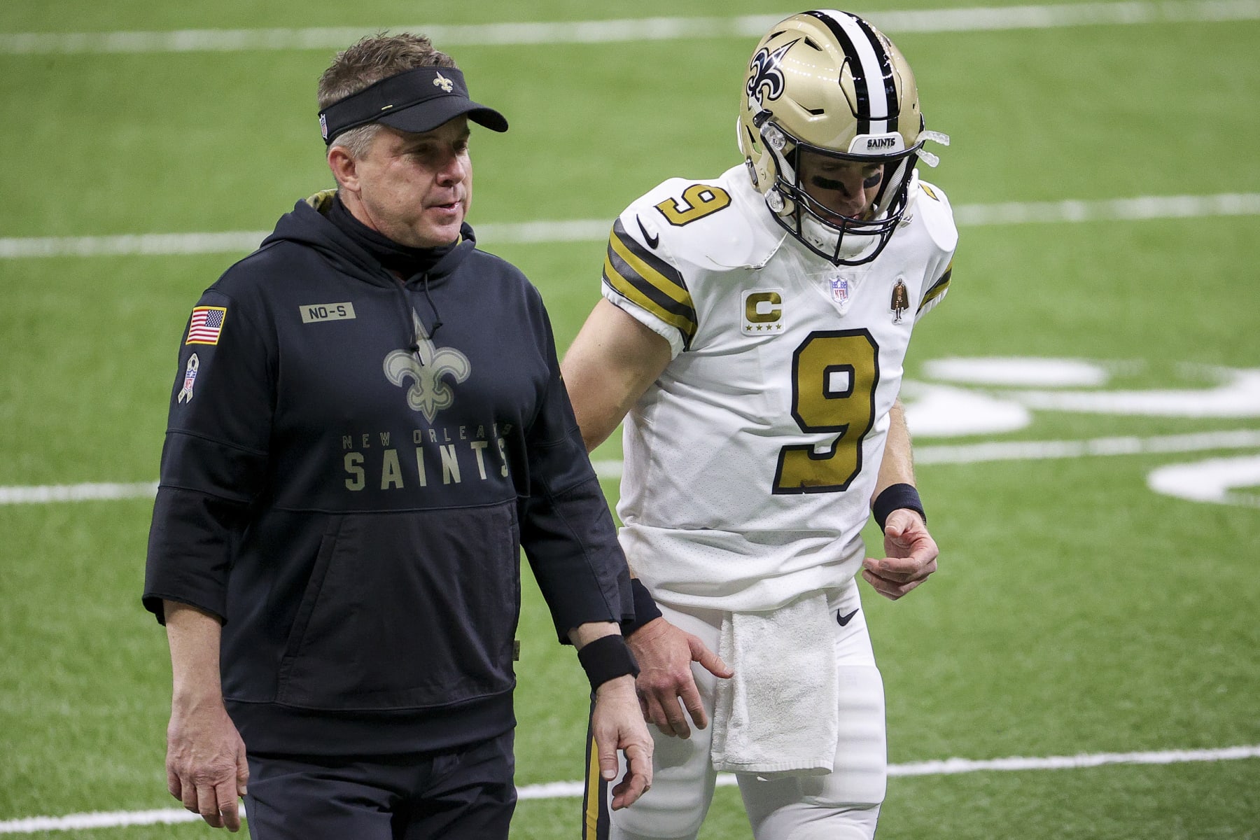 NEW ORLEANS, LOUISIANA - DECEMBER 25: Head coach Sean Payton and Drew Brees #9 of the New Orleans Saints talk during warm up prior to playing against the Minnesota Vikings at Mercedes-Benz Superdome on December 25, 2020 in New Orleans, Louisiana. (Photo by Chris Graythen/Getty Images)
