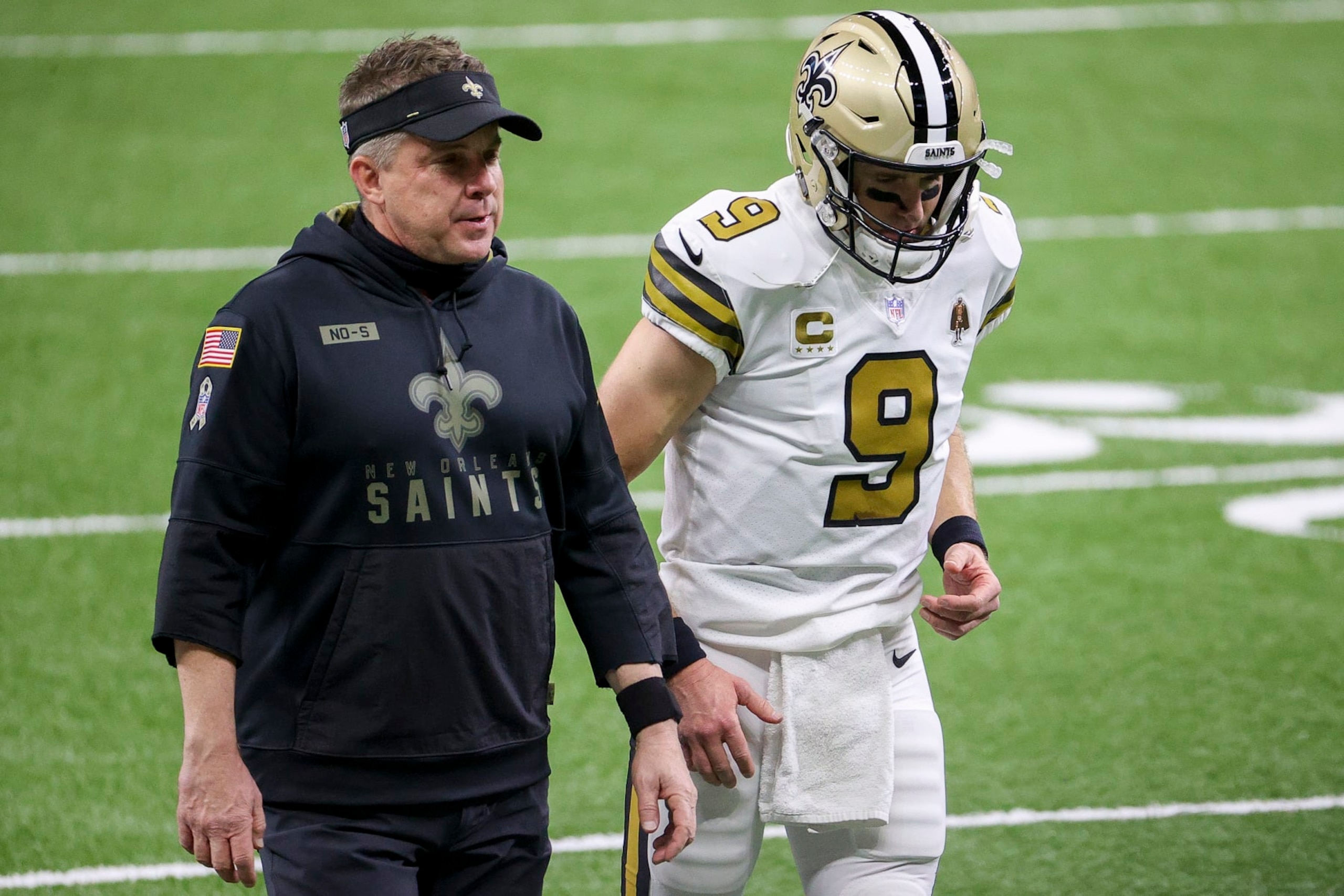 NEW ORLEANS, LOUISIANA - DECEMBER 25: Head coach Sean Payton and Drew Brees #9 of the New Orleans Saints talk during warm up prior to playing against the Minnesota Vikings at Mercedes-Benz Superdome on December 25, 2020 in New Orleans, Louisiana. (Photo by Chris Graythen/Getty Images)