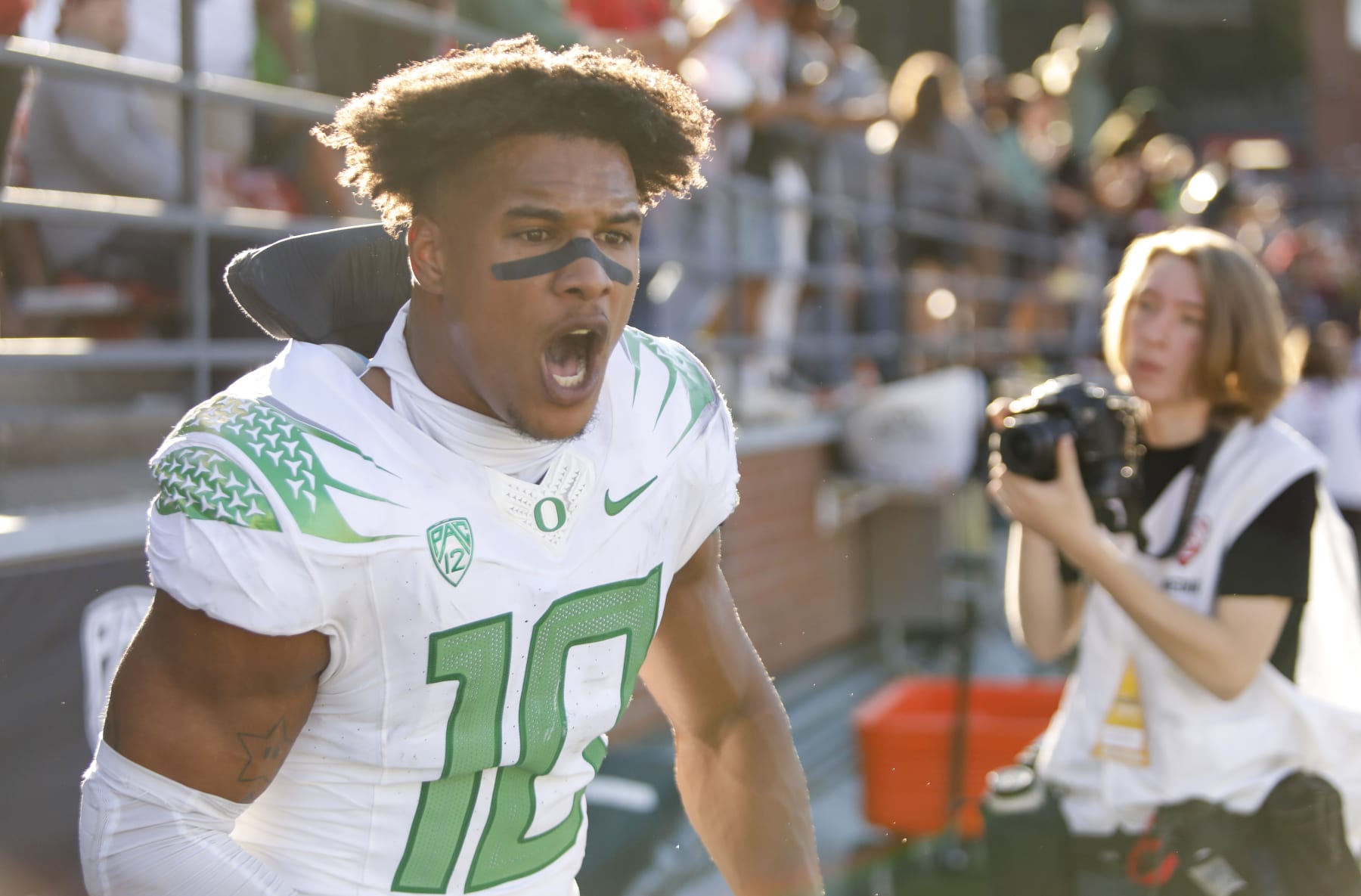PULLMAN, WA - SEPTEMBER 24:Oregon Ducks linebacker Justin Flowe (10) celebrates after beating the Washington State Cougars after the Washington State Cougars versus the Oregon Ducks game on Saturday September 24, 2022 at Martin Stadium in Pullman, WA. (Photo by Oliver McKenna/Icon Sportswire via Getty Images)