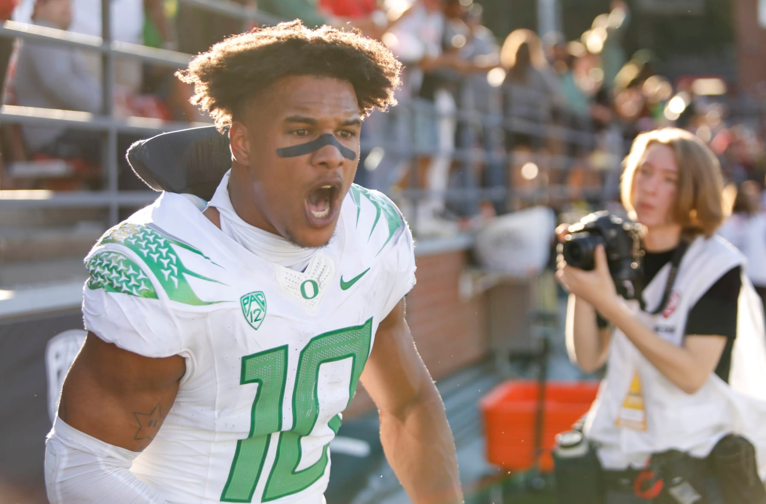 PULLMAN, WA - SEPTEMBER 24:Oregon Ducks linebacker Justin Flowe (10) celebrates after beating the Washington State Cougars after the Washington State Cougars versus the Oregon Ducks game on Saturday September 24, 2022 at Martin Stadium in Pullman, WA. (Photo by Oliver McKenna/Icon Sportswire via Getty Images)