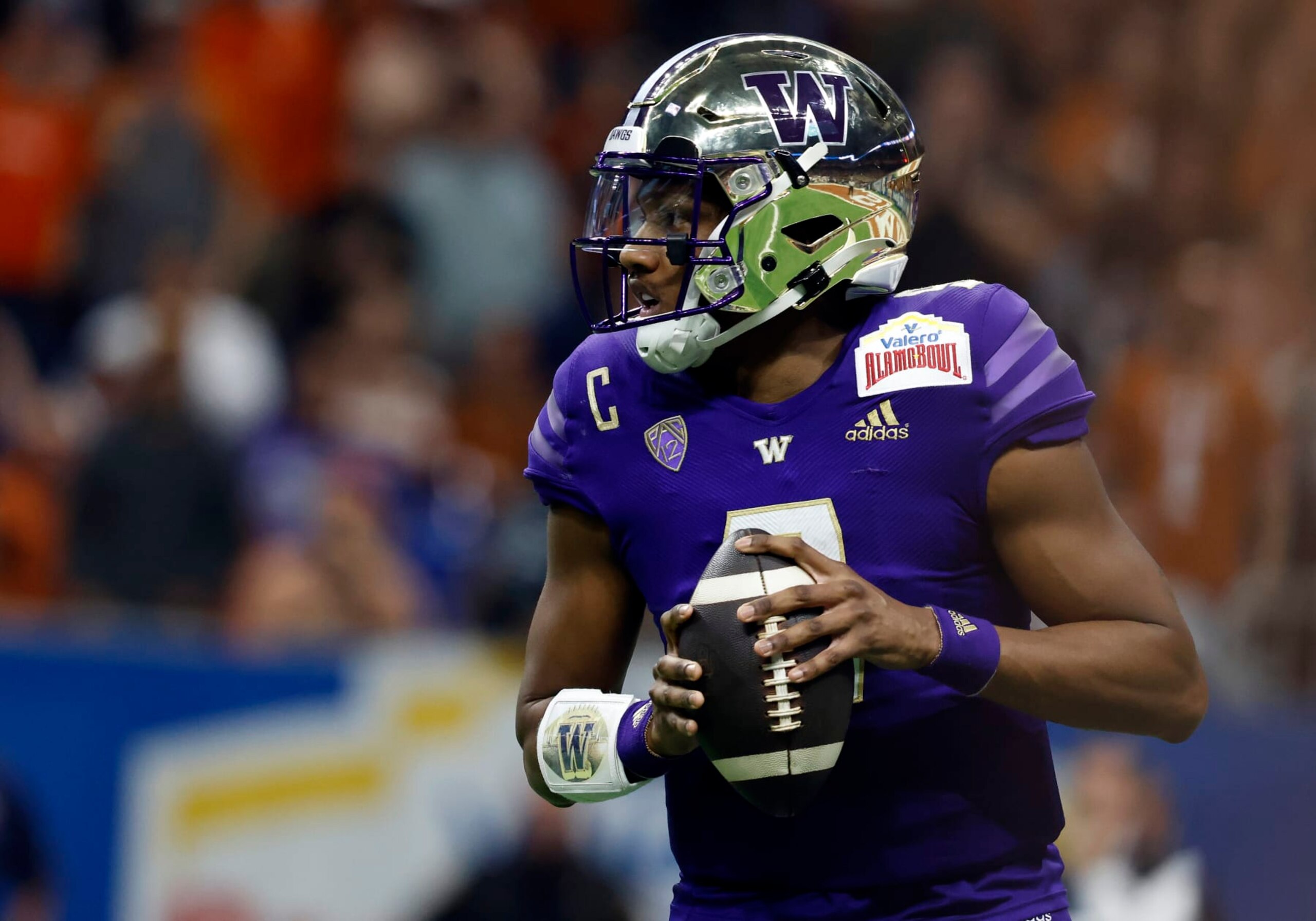 SAN ANTONIO, TX - DECEMBER 29: Washington Huskies quarterback Michael Penix Jr. (9) makes a throw against the Texas Longhorns during the Valero Alamo Bowl football game at the Alamodome on December 29, 2022 in San Antonio, TX. (Photo by Adam Davis/Icon Sportswire via Getty Images)