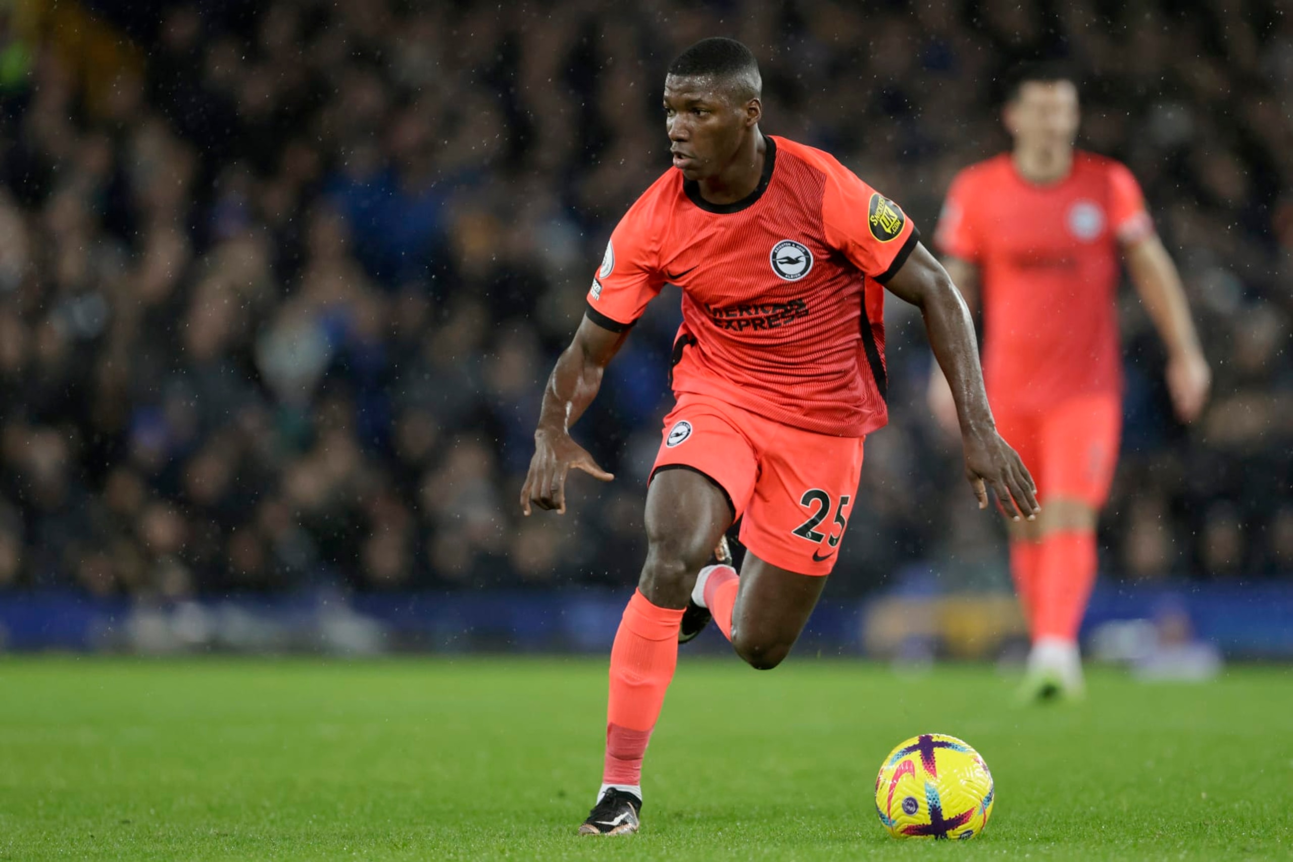 LIVERPOOL, ENGLAND - JANUARY 03: Moises Caicedo of Brighton and Hove Albion on the ball during the Premier League match between Everton FC and Brighton & Hove Albion at Goodison Park on January 3, 2023 in Liverpool, United Kingdom. (Photo by Richard Sellers/Getty Images)
