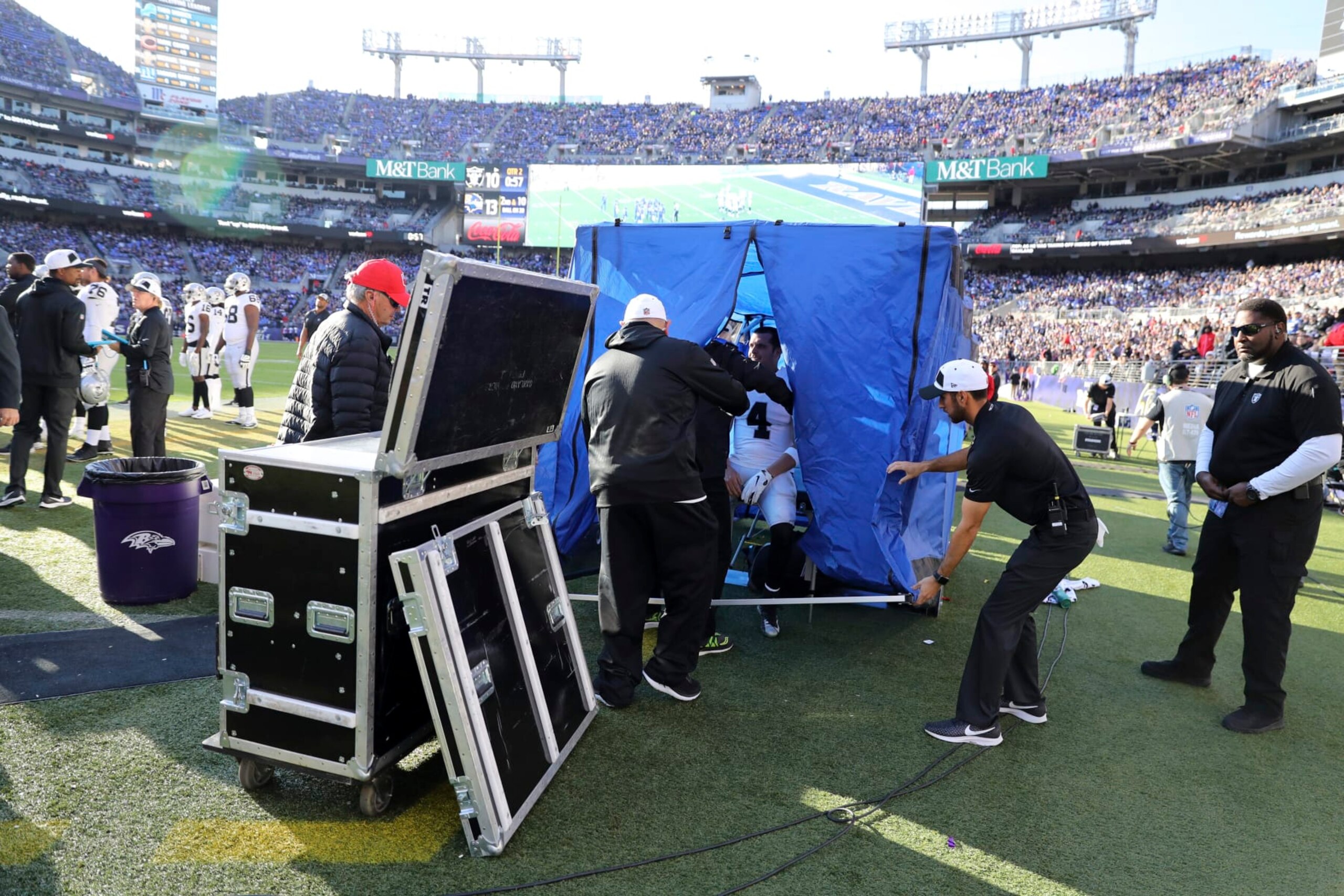 Football: Oakland Raiders Derek Carr (4) in blue medical examination tent for concussion protocol during game vs Baltimore Ravens at M&T Bank Stadium.
Baltimore, MD 11/25/2018
CREDIT: Simon Bruty (Photo by Simon Bruty /Sports Illustrated via Getty Images)
(Set Number: X162345 TK1 )