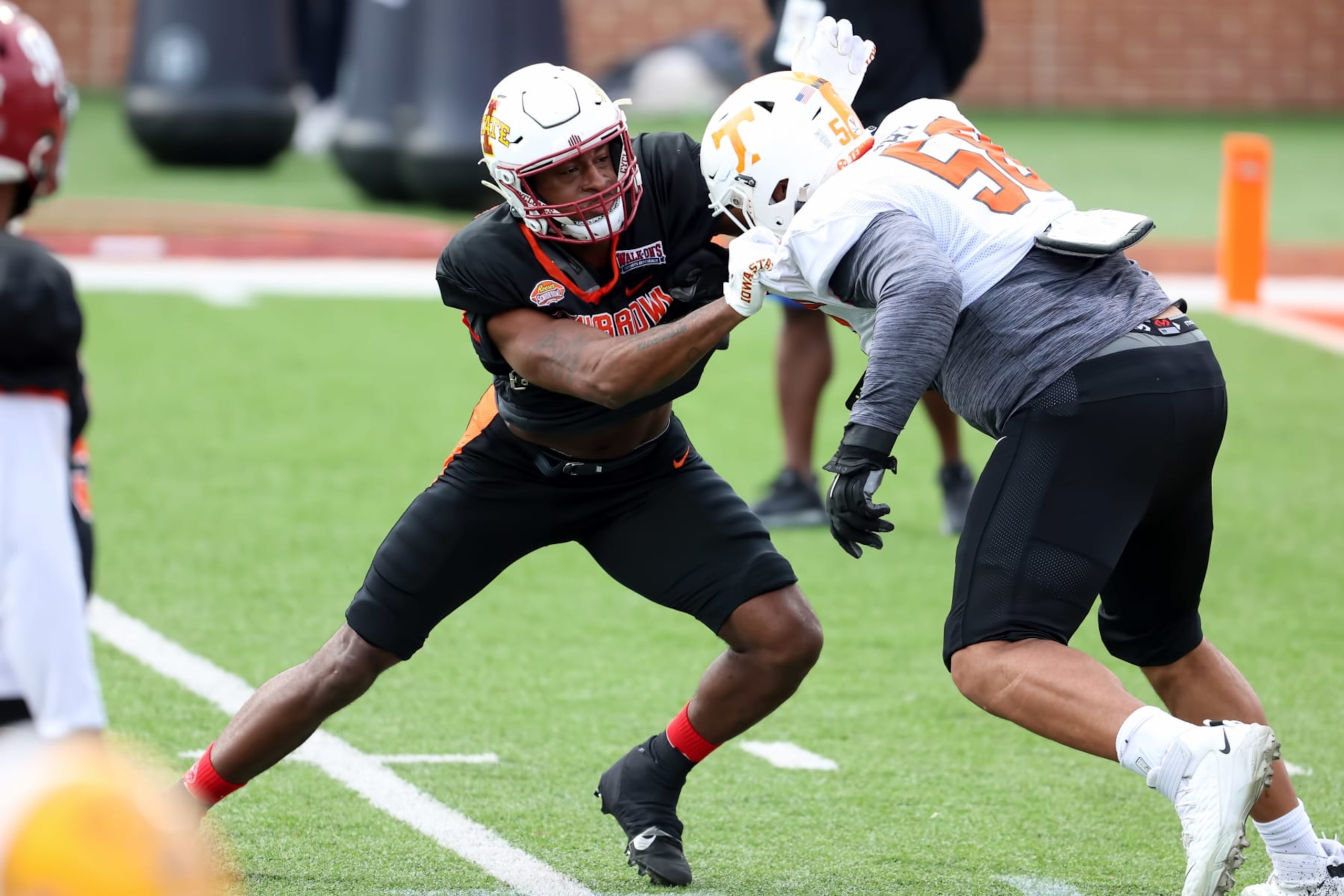 Will McDonald IV works against Darnell Wright.