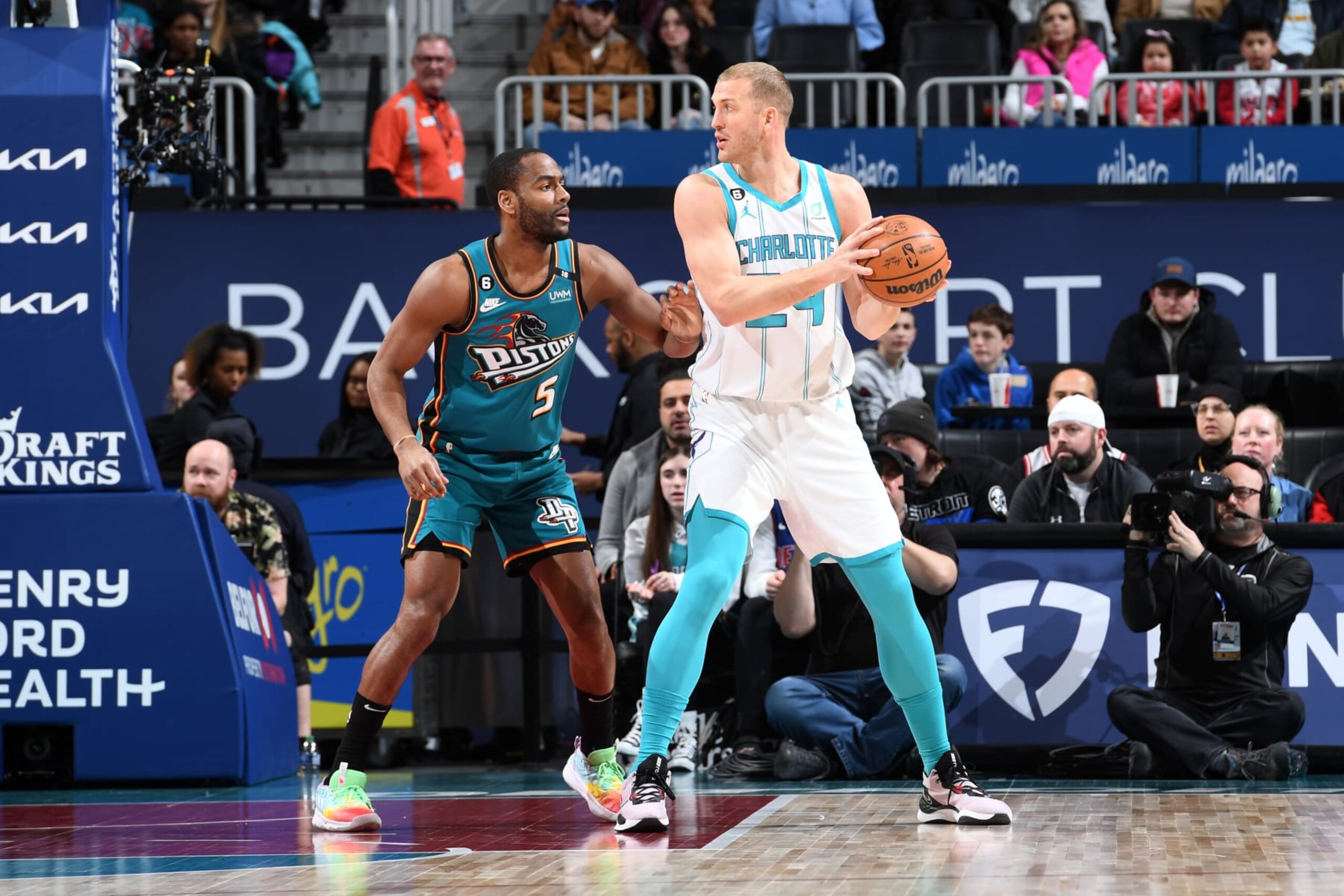 DETROIT, MI - FEBRUARY 3: Mason Plumlee #24 of the Charlotte Hornets handles the ball during the game against the Detroit Pistons on February 3, 2023 at Little Caesars Arena in Detroit, Michigan. NOTE TO USER: User expressly acknowledges and agrees that, by downloading and/or using this photograph, User is consenting to the terms and conditions of the Getty Images License Agreement. Mandatory Copyright Notice: Copyright 2023 NBAE (Photo by Chris Schwegler/NBAE via Getty Images)