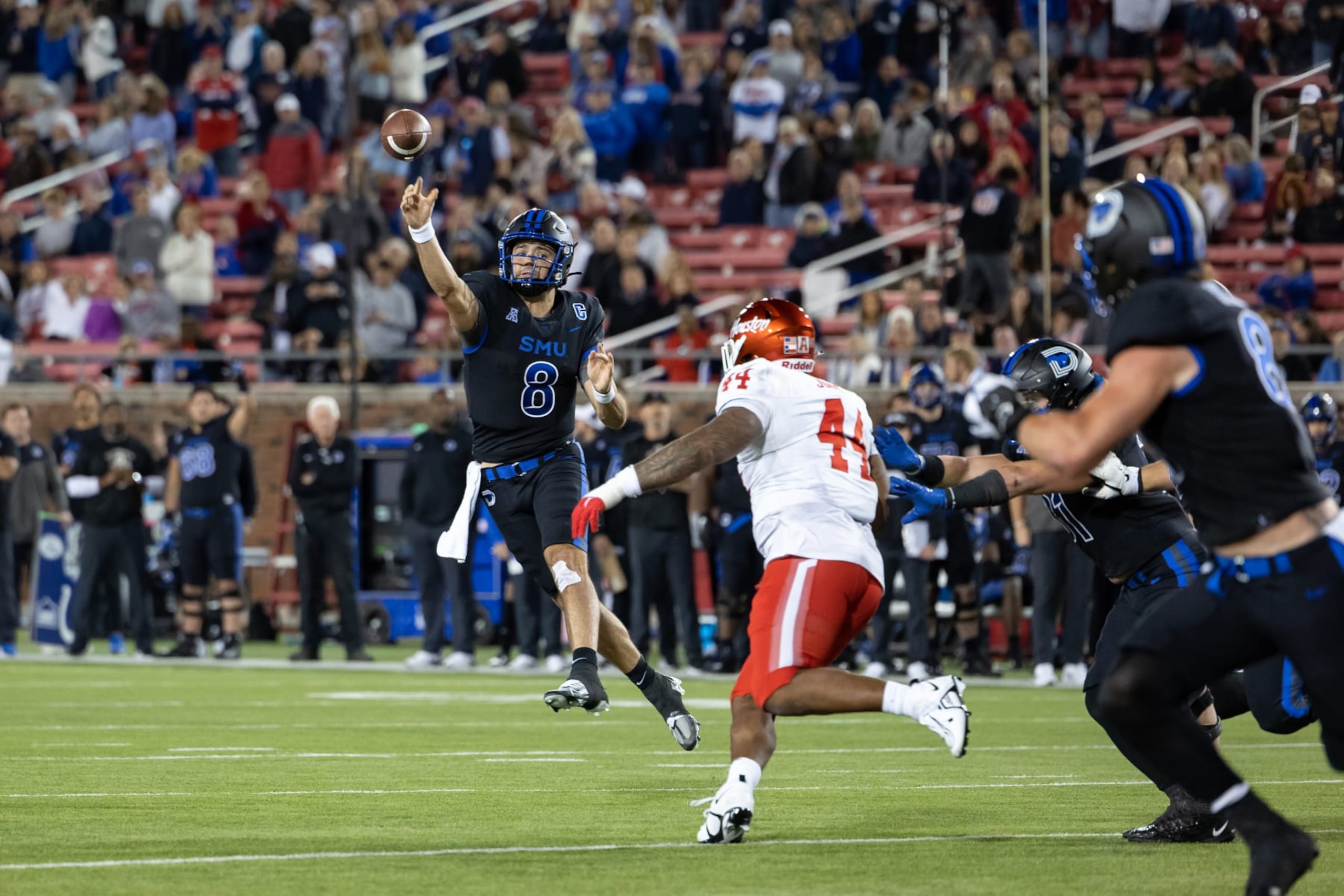 DALLAS, TX - NOVEMBER 05: SMU Mustangs quarterback Tanner Mordecai (#8) throws a pass during the college football game between the SMU Mustangs and the Houston Cougars on November 05, 2022, at Gerald J. Ford Stadium in Dallas, TX. (Photo by Matthew Visinsky/Icon Sportswire via Getty Images) DALLAS, TX - NOVEMBER 05: SMU Mustangs quarterback Tanner Mordecai (#8) throws a pass during the college football game between the SMU Mustangs and the Houston Cougars on November 05, 2022, at Gerald J. Ford Stadium in Dallas, TX. (Photo by Matthew Visinsky/Icon Sportswire via Getty Images)