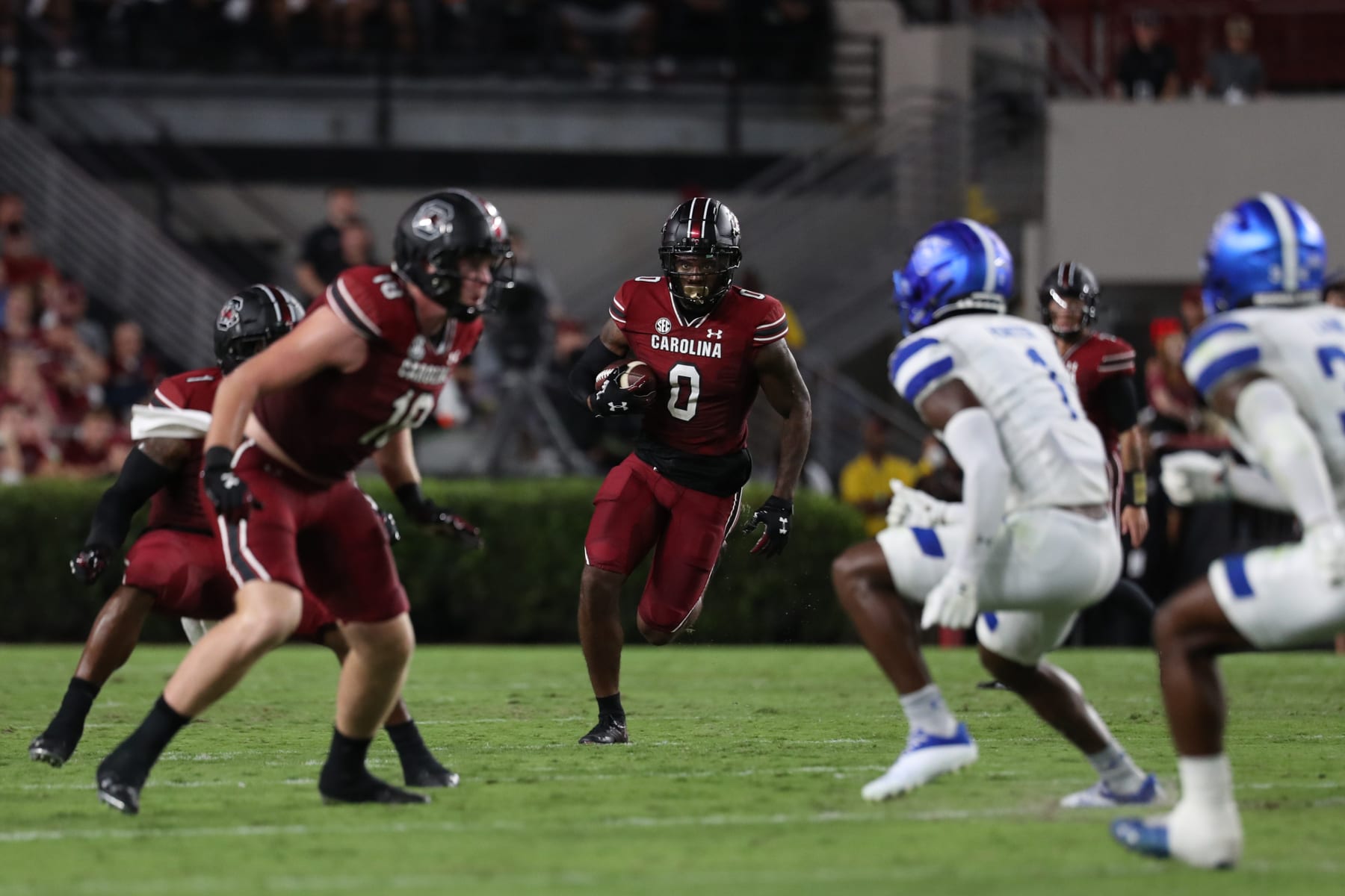 COLUMBIA, SC - SEPTEMBER 03: South Carolina Gamecocks tight end Jaheim Bell (0) follows his blocks for a first down during a football game between the Georgia State Panthers and the South Carolina Gamecocks. (Photo by Charles Brock/Icon Sportswire via Getty Images)