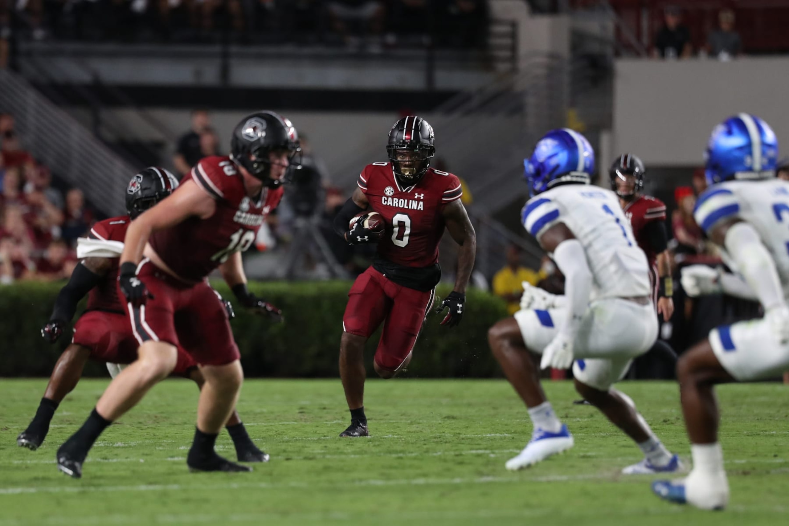 COLUMBIA, SC - SEPTEMBER 03: South Carolina Gamecocks tight end Jaheim Bell (0) follows his blocks for a first down during a football game between the Georgia State Panthers and the South Carolina Gamecocks. (Photo by Charles Brock/Icon Sportswire via Getty Images) COLUMBIA, SC - SEPTEMBER 03: South Carolina Gamecocks tight end Jaheim Bell (0) follows his blocks for a first down during a football game between the Georgia State Panthers and the South Carolina Gamecocks. (Photo by Charles Brock/Icon Sportswire via Getty Images)