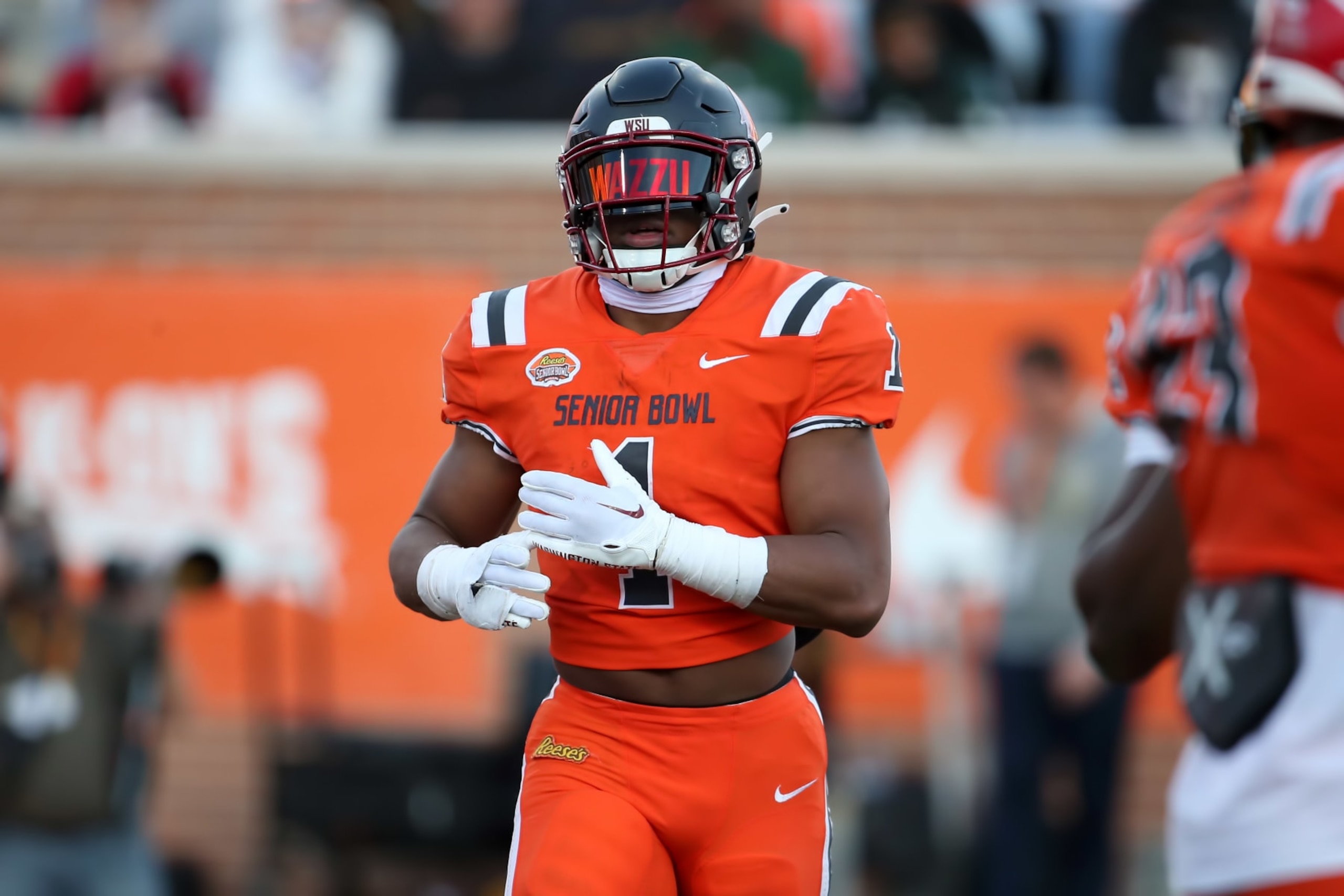 MOBILE, AL - FEBRUARY 04: National linebacker Daiyan Henley of Washington State (1) during the Reese's Senior Bowl on February 4, 2023 at Hancock Whitney Stadium in Mobile, Alabama.  (Photo by Michael Wade/Icon Sportswire via Getty Images)