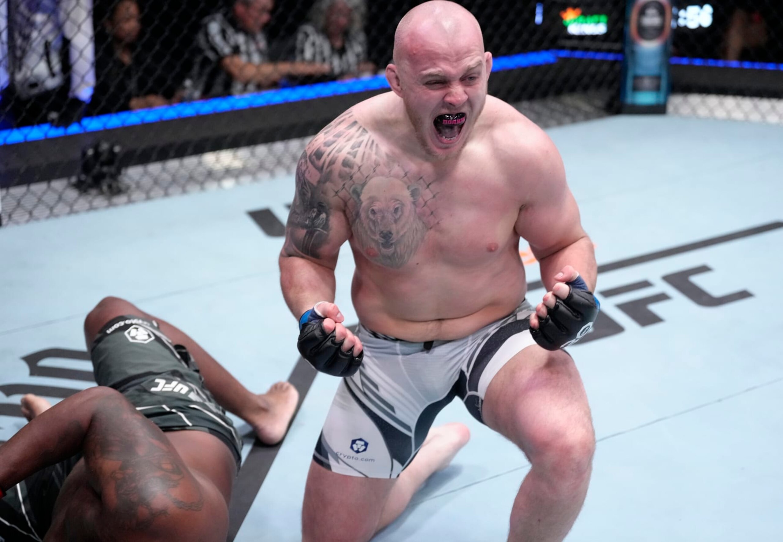 Serghei Spivac defeats Derrick Lewis. 