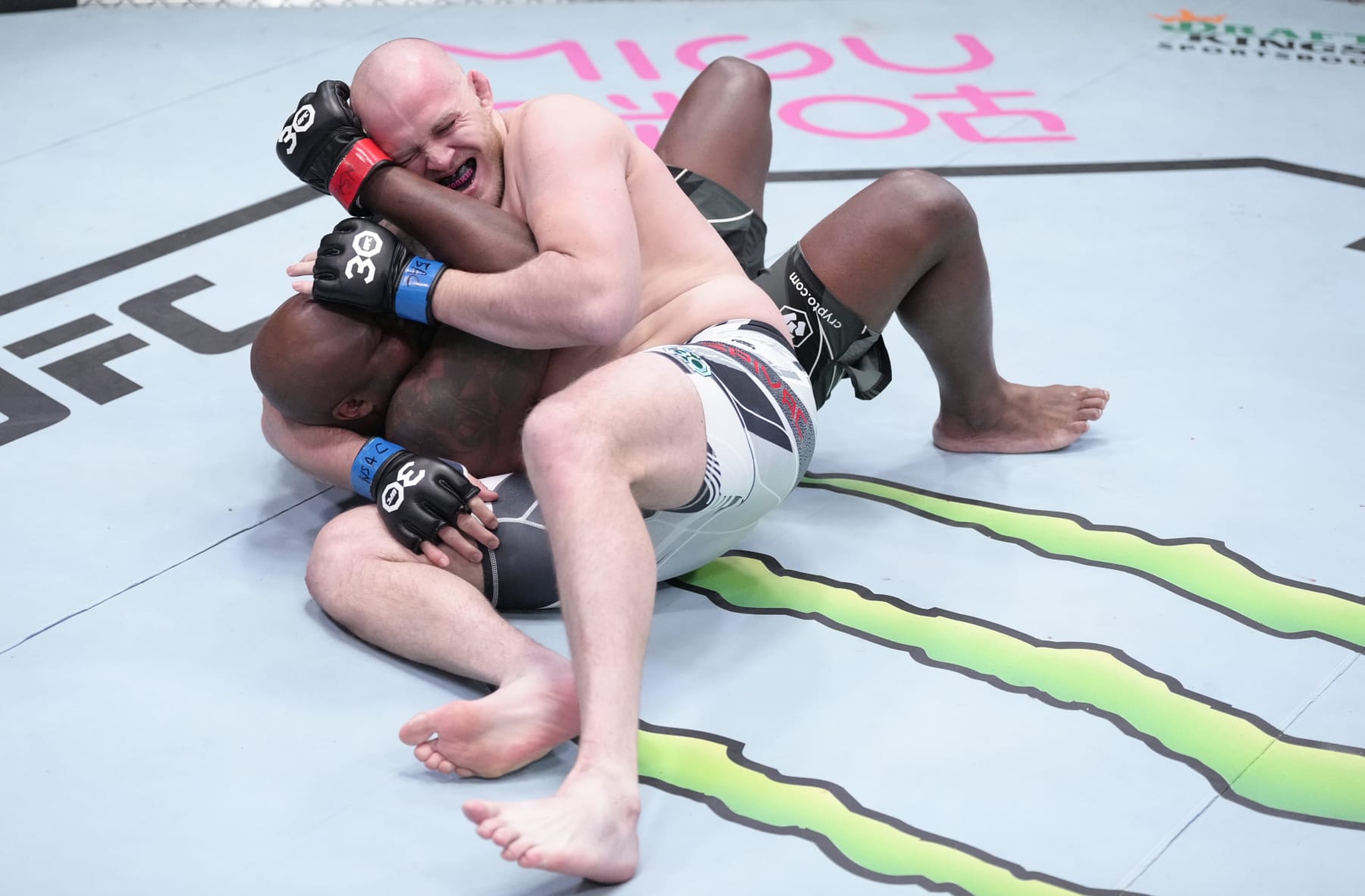 Serghei Spivac submits Derrick Lewis