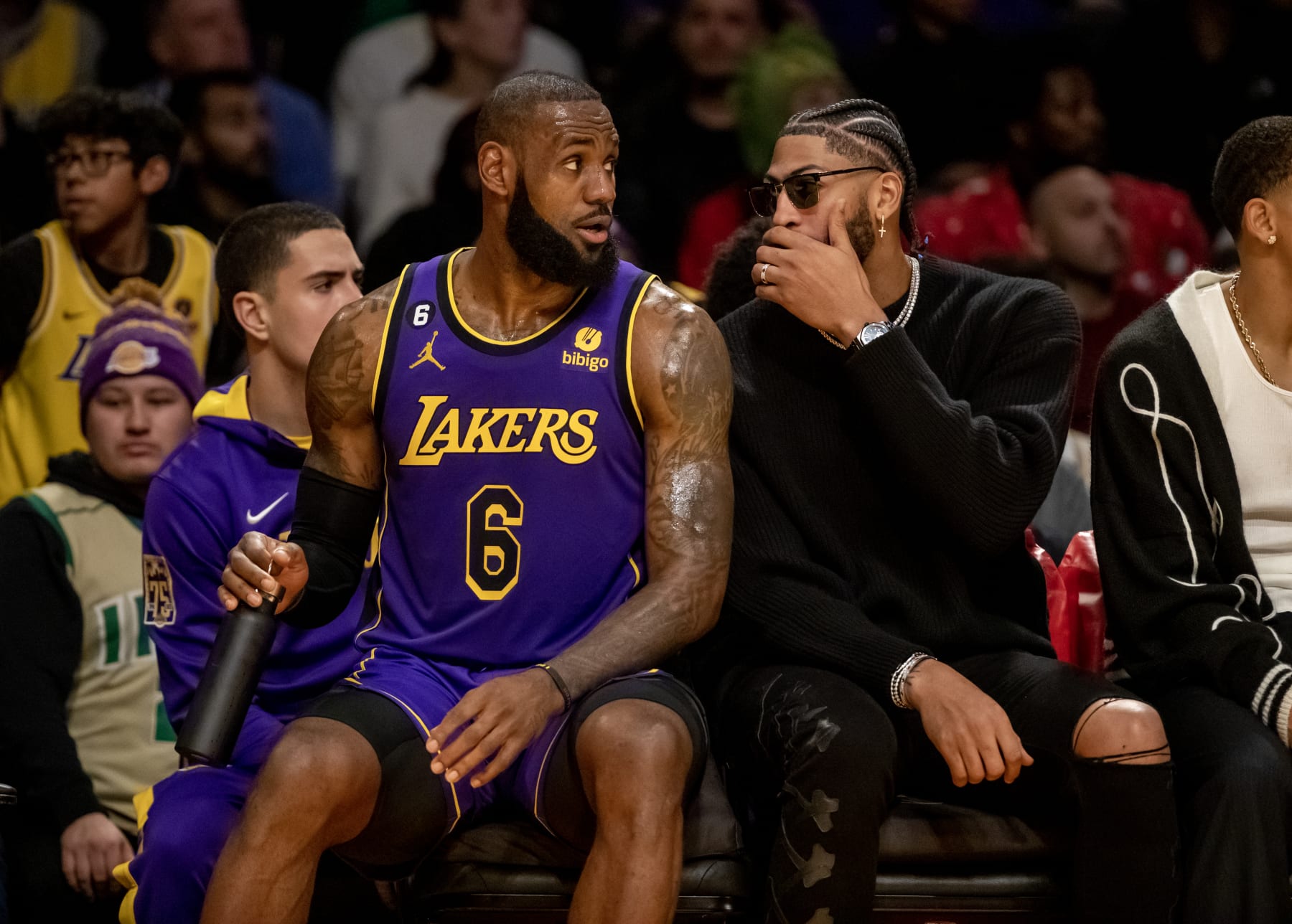 LOS ANGELES, CA - DECEMBER 23, 2022:  Injured Los Angeles Lakers forward Anthony Davis whispers to Los Angeles Lakers forward LeBron James (6) on the bench during the game against the Charlotte Hornets at Crypto.com Arena on December 23, 2022 in Los Angeles, California. (Gina Ferazzi / Los Angeles Times via Getty Images)