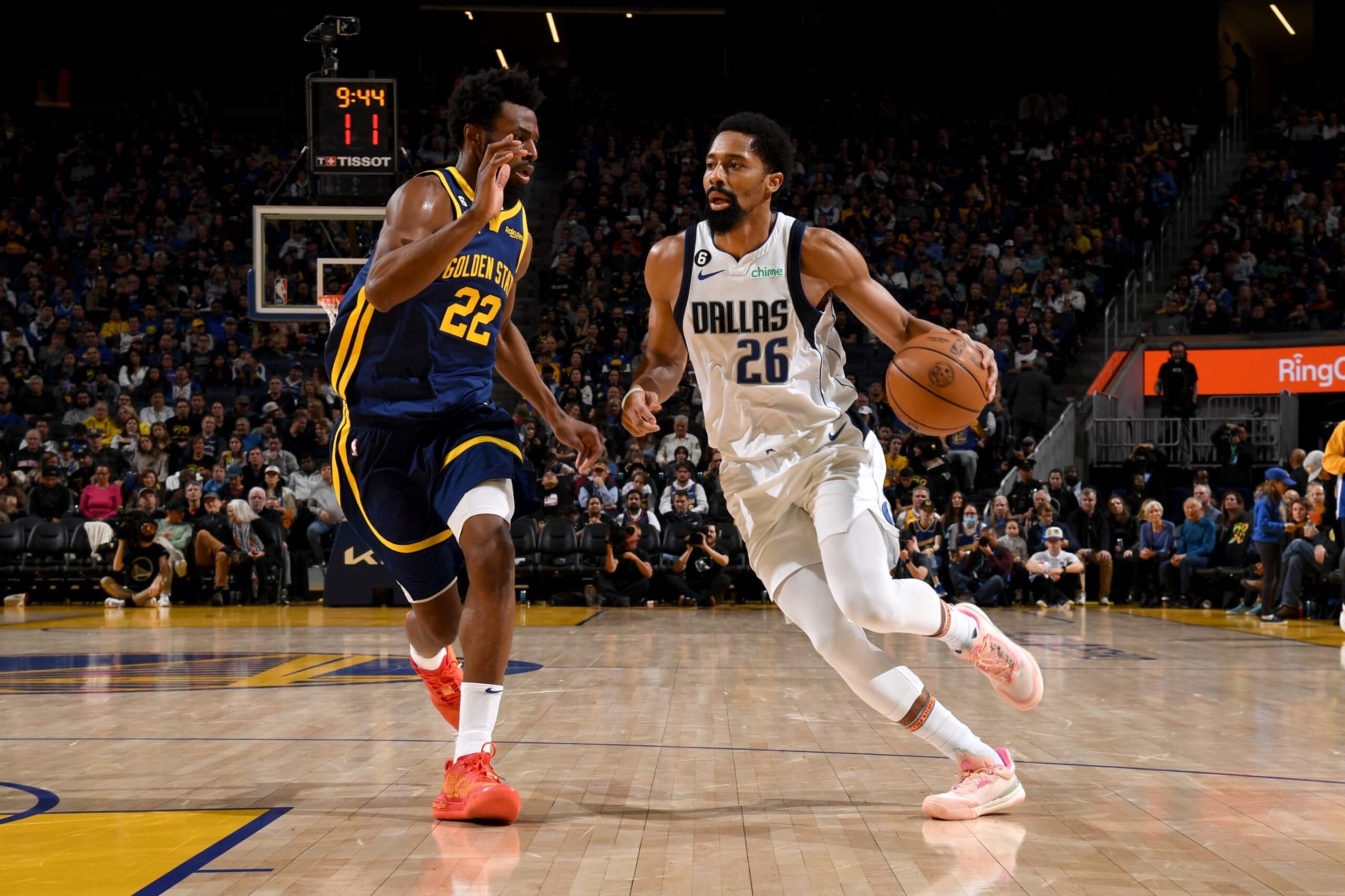 SAN FRANCISCO, CA - FEBRUARY 4: Spencer Dinwiddie #26 of the Dallas Mavericks moves the ball during the game against the Golden State Warriors on February 4, 2023 at Chase Center in San Francisco, California. NOTE TO USER: User expressly acknowledges and agrees that, by downloading and or using this photograph, user is consenting to the terms and conditions of Getty Images License Agreement. Mandatory Copyright Notice: Copyright 2023 NBAE (Photo by Noah Graham/NBAE via Getty Images)