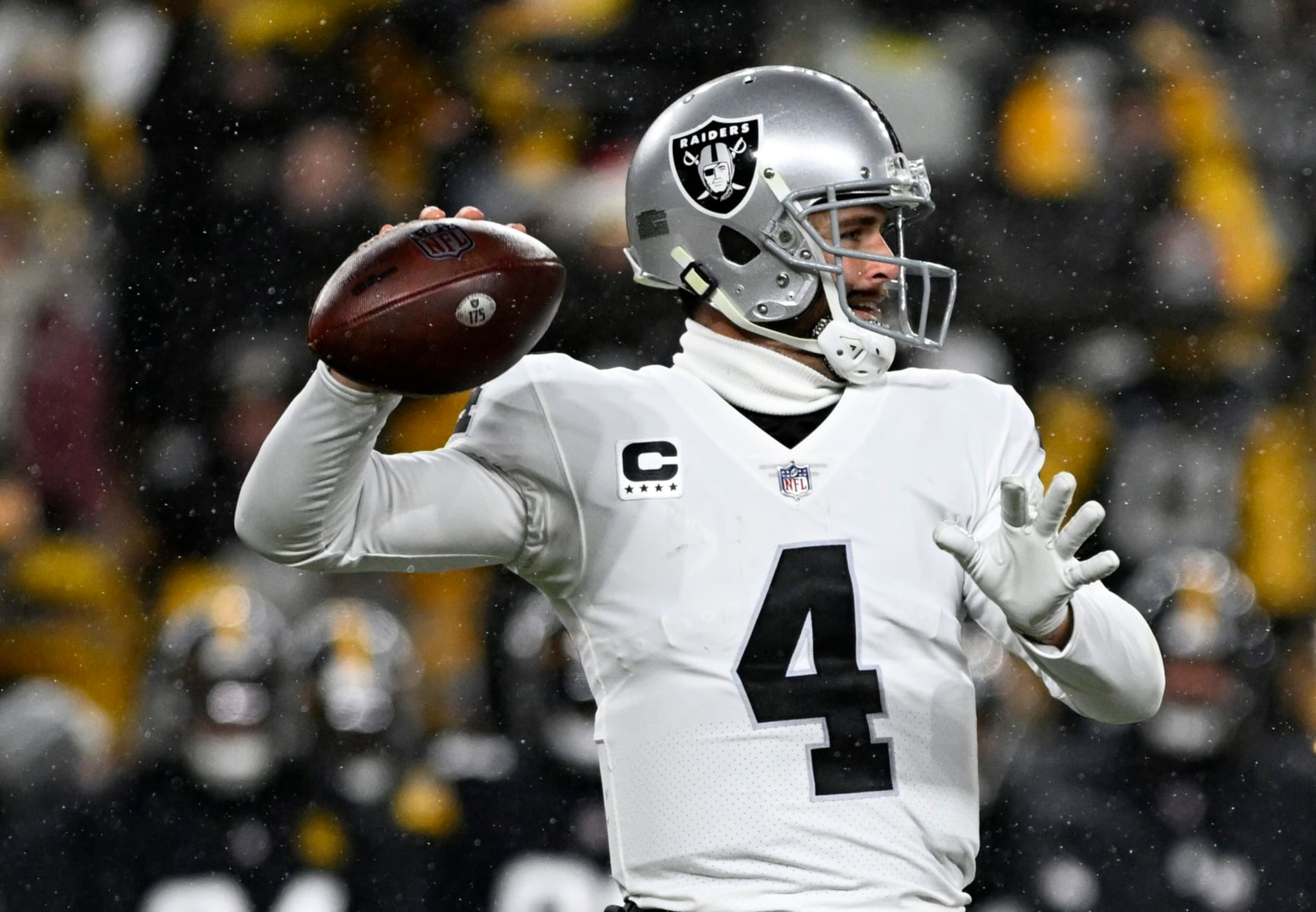PITTSBURGH, PENNSYLVANIA - DECEMBER 24: Derek Carr #4 of the Las Vegas Raiders throws a pass during the first quarter against the Pittsburgh Steelers at Acrisure Stadium on December 24, 2022 in Pittsburgh, Pennsylvania. (Photo by Gaelen Morse/Getty Images)
