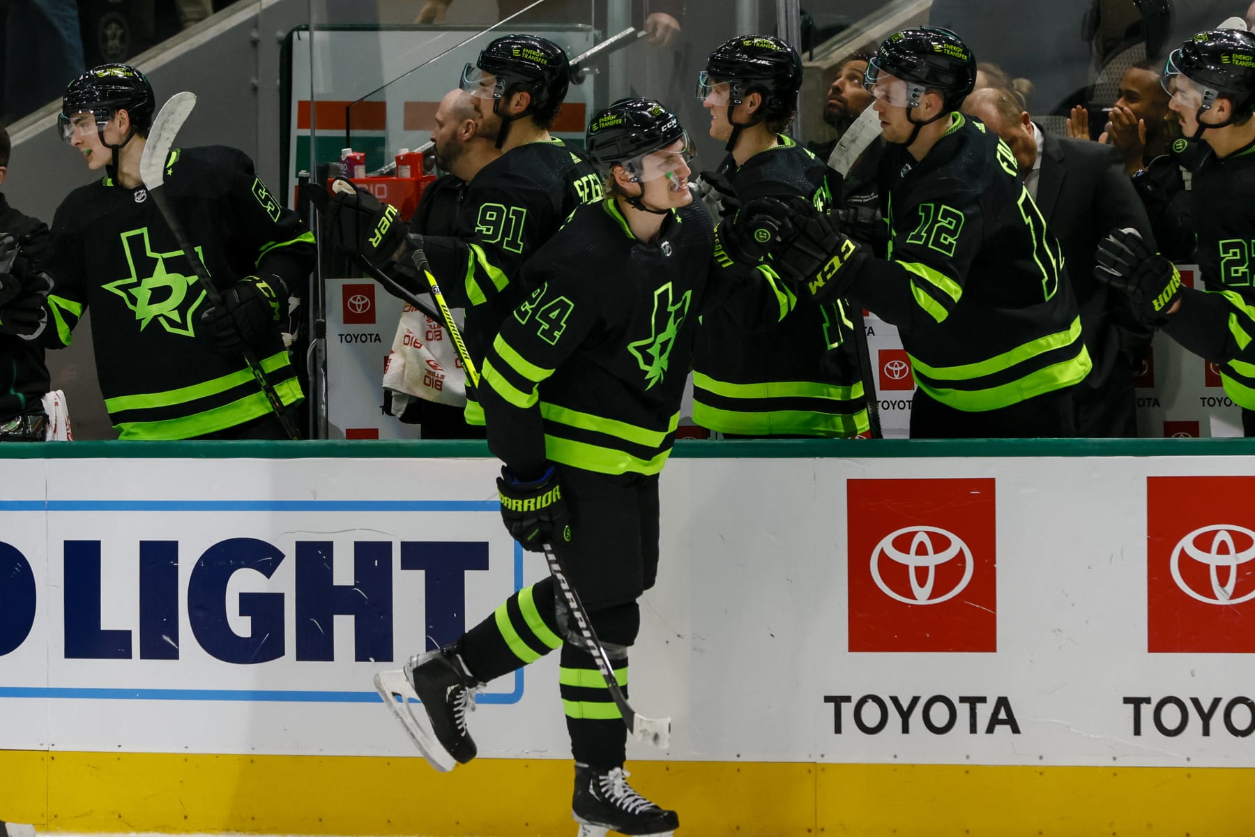 DALLAS, TX - JANUARY 27: Dallas Stars center Roope Hintz (24) gets high fives after scoring a goal during the game between the Dallas Stars and the New Jersey Devils on January 27, 2023 at American Airlines Center in Dallas, Texas. (Photo by Matthew Pearce/Icon Sportswire via Getty Images)