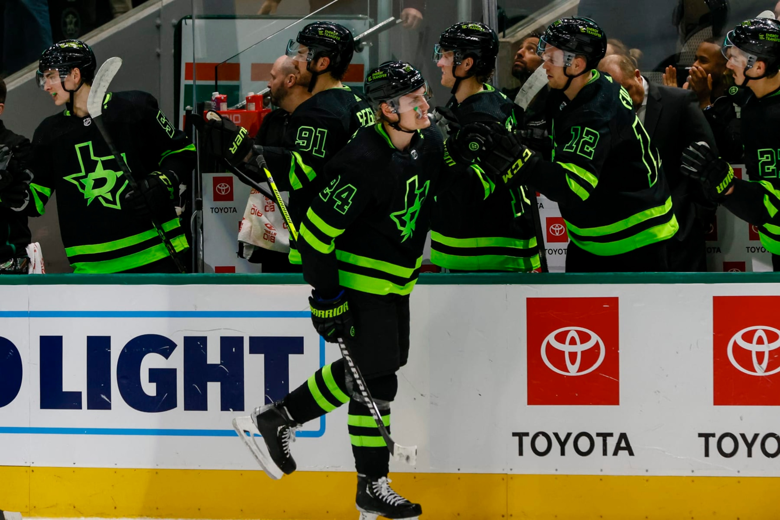 DALLAS, TX - JANUARY 27: Dallas Stars center Roope Hintz (24) gets high fives after scoring a goal during the game between the Dallas Stars and the New Jersey Devils on January 27, 2023 at American Airlines Center in Dallas, Texas. (Photo by Matthew Pearce/Icon Sportswire via Getty Images) DALLAS, TX - JANUARY 27: Dallas Stars center Roope Hintz (24) gets high fives after scoring a goal during the game between the Dallas Stars and the New Jersey Devils on January 27, 2023 at American Airlines Center in Dallas, Texas. (Photo by Matthew Pearce/Icon Sportswire via Getty Images)