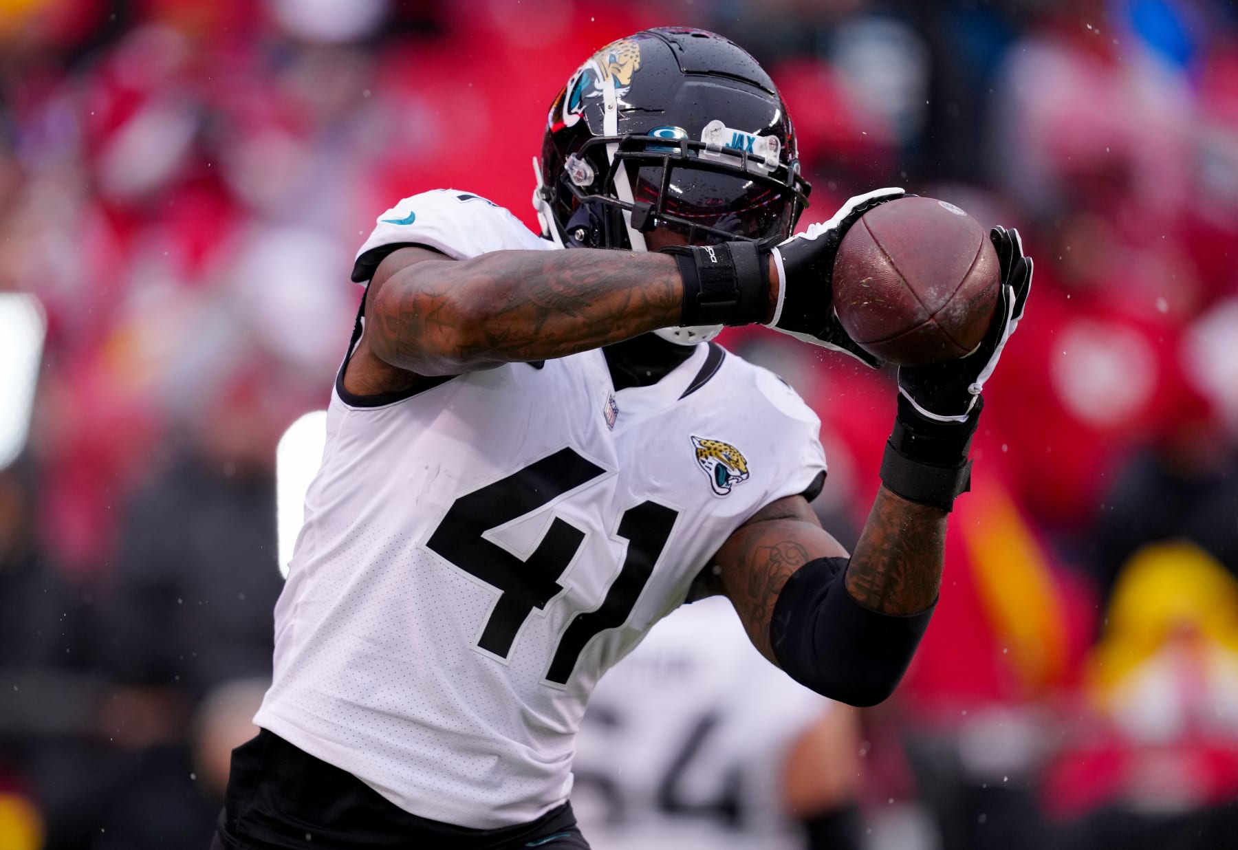 KANSAS CITY, MISSOURI - JANUARY 21: Josh Allen #41 of the Jacksonville Jaguars warms up prior to the AFC Divisional Playoff game against the Kansas City Chiefs at Arrowhead Stadium on January 21, 2023 in Kansas City, Missouri. (Photo by Jason Hanna/Getty Images)