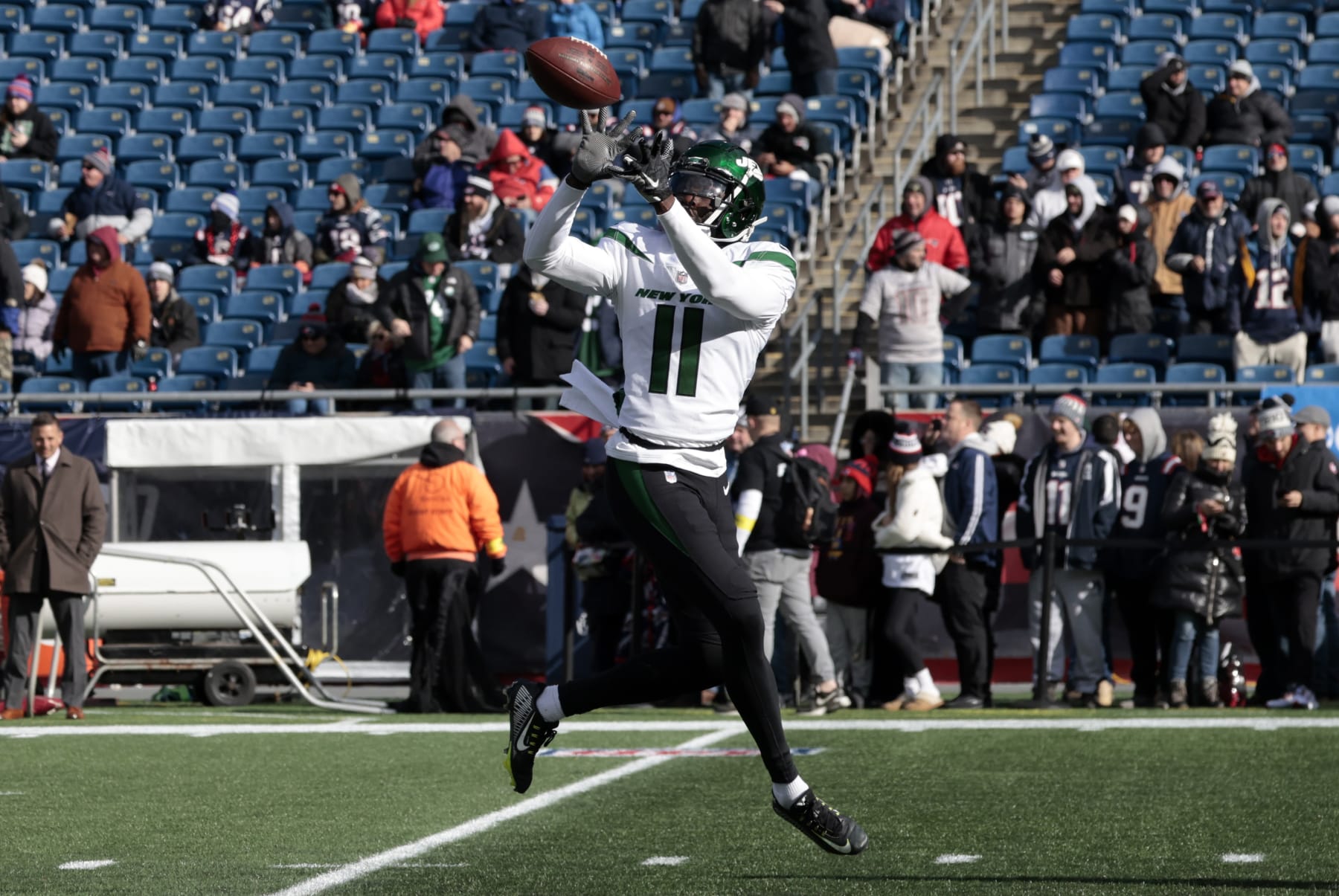 FOXBOROUGH, MA - NOVEMBER 20: New York Jets wide receiver Denzel Mims (11) makes a catch in warm up before a game between the New England Patriots and the New York Jets on November 20, 2022, at Gillette Stadium in Foxborough, Massachusetts. (Photo by Fred Kfoury III/Icon Sportswire via Getty Images)