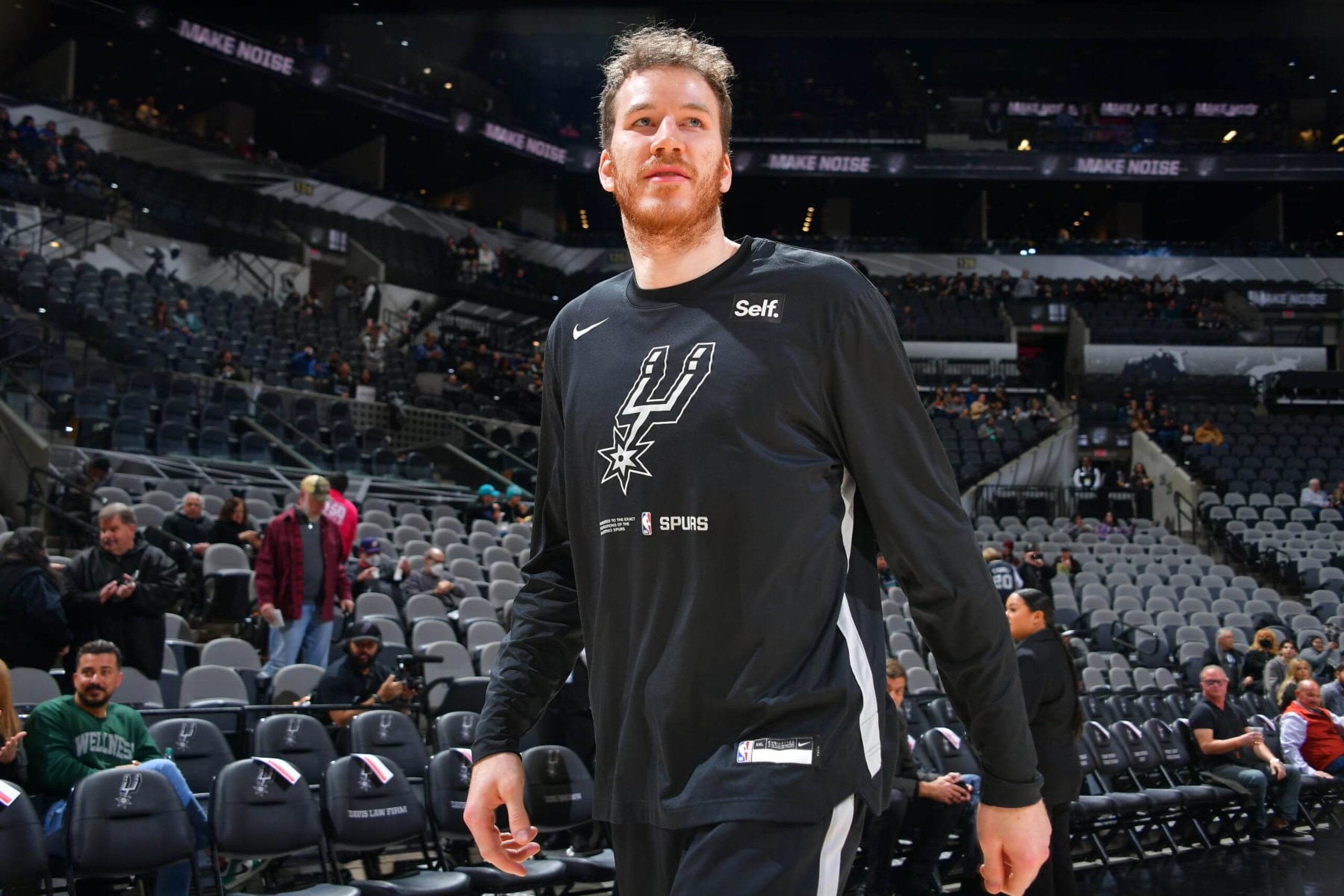 SAN ANTONIO, TX - JANUARY 30: Jakob Poeltl #25 of the San Antonio Spurs warms up before the game against the Washington Wizards on January 30, 2023 at the AT&T Center in San Antonio, Texas. NOTE TO USER: User expressly acknowledges and agrees that, by downloading and or using this photograph, user is consenting to the terms and conditions of the Getty Images License Agreement. Mandatory Copyright Notice: Copyright 2023 NBAE (Photos by Michael Gonzales/NBAE via Getty Images)