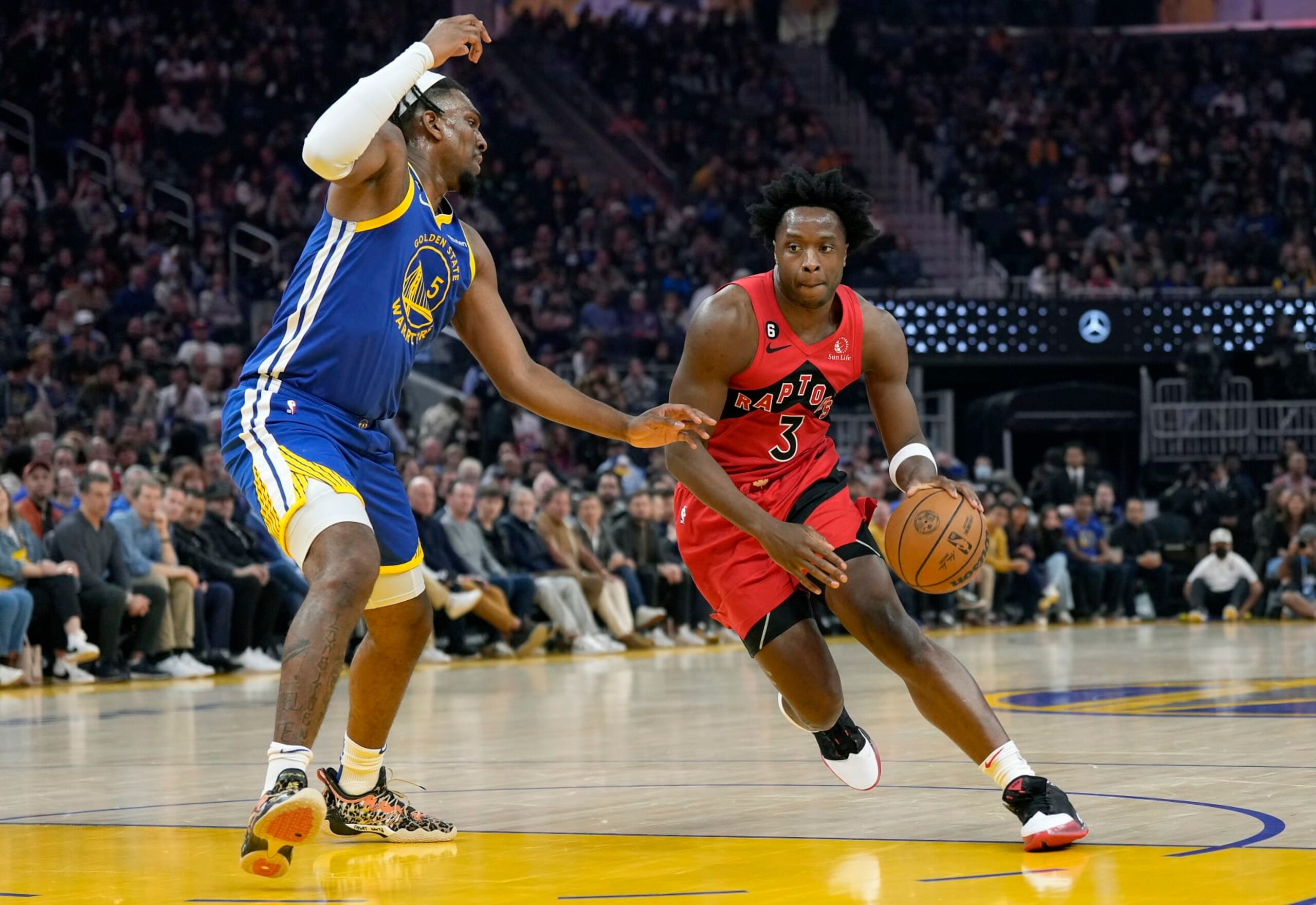 SAN FRANCISCO, CALIFORNIA - JANUARY 27: O.G. Anunoby #3 of the Toronto Raptors dribbling the ball drives towards the basket on Kevon Looney #5 of the Golden State Warriors during the first quarter of an NBA basketball game at Chase Center on January 27, 2023 in San Francisco, California. NOTE TO USER: User expressly acknowledges and agrees that, by downloading and or using this photograph, User is consenting to the terms and conditions of the Getty Images License Agreement. (Photo by Thearon W. Henderson/Getty Images)