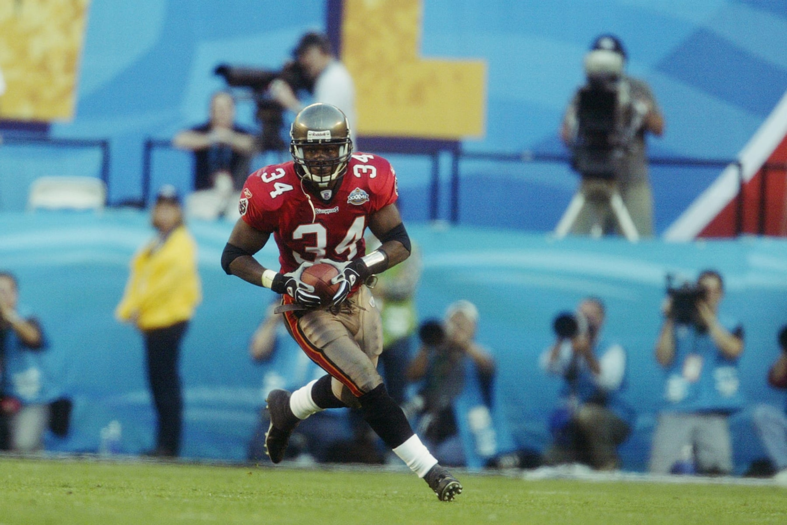 SAN DIEGO - JANUARY 26:  MVP safety Dexter Jackson #34 of the Tampa Bay Buccaneers makes a second quarter interception against the Oakland Raiders in Super Bowl XXXVII at Qualcomm Stadium on January 26, 2003 in San Diego, California.  The Buccaneers defeated the Raiders 48-21.  (Photo by Al Bello/Getty Images)