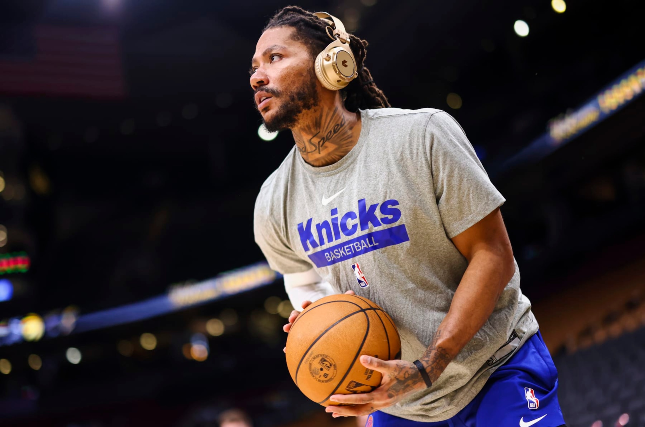 TORONTO, CANADA - JANUARY 6: Derrick Rose #4 of the New York Knicks warms up before the game against the Toronto Raptors on January 6, 2023 at the Scotiabank Arena in Toronto, Ontario, Canada.  NOTE TO USER: User expressly acknowledges and agrees that, by downloading and or using this Photograph, user is consenting to the terms and conditions of the Getty Images License Agreement.  Mandatory Copyright Notice: Copyright 2022 NBAE (Photo by Vaughn Ridley/NBAE via Getty Images)