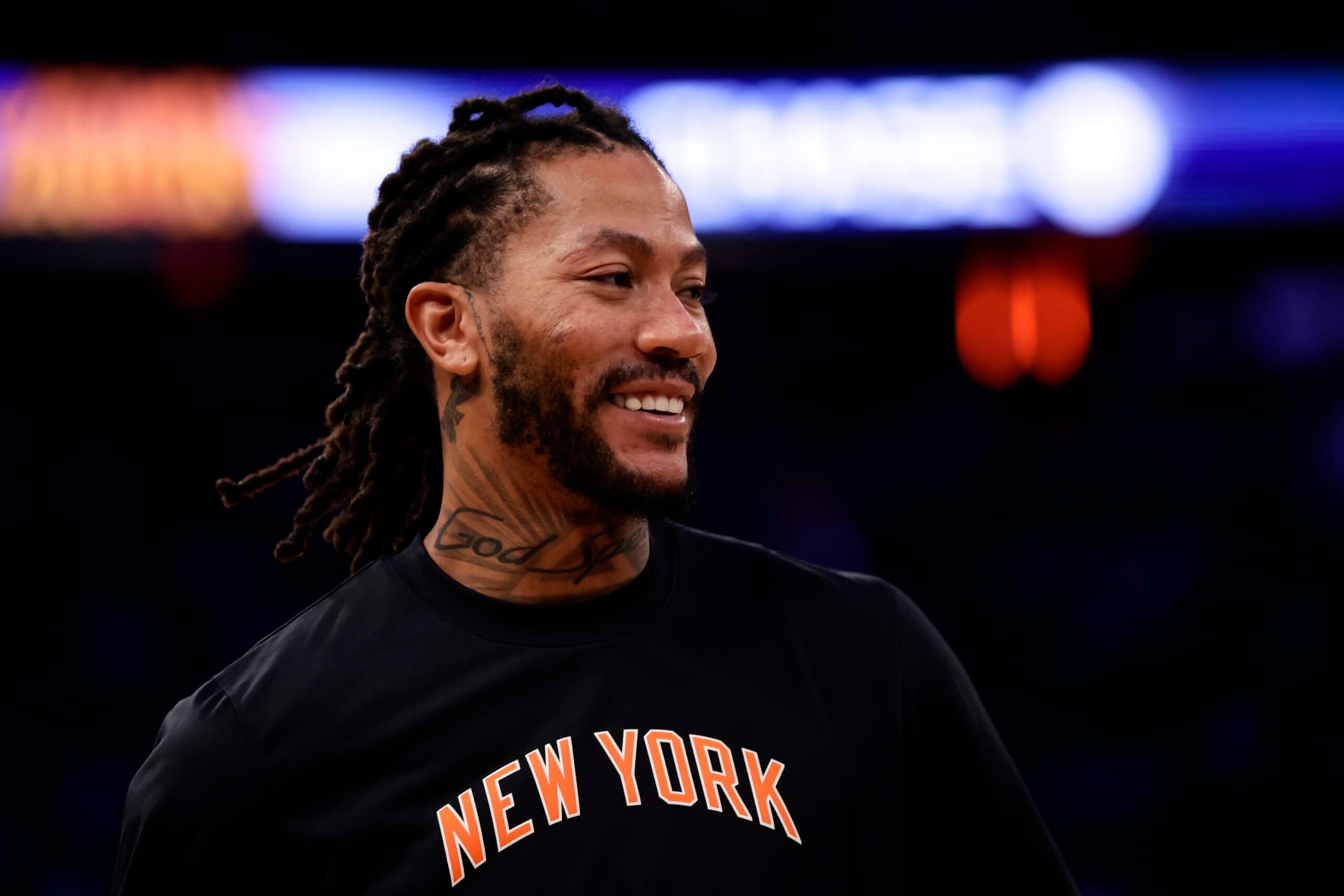 NEW YORK, NEW YORK - DECEMBER 23: Derrick Rose #4 of the New York Knicks warms up before the first half against the Chicago Bulls at Madison Square Garden on December 23, 2022 in New York City. NOTE TO USER: User expressly acknowledges and agrees that, by downloading and or using this Photograph, user is consenting to the terms and conditions of the Getty Images License Agreement.  (Photo by Adam Hunger/Getty Images)