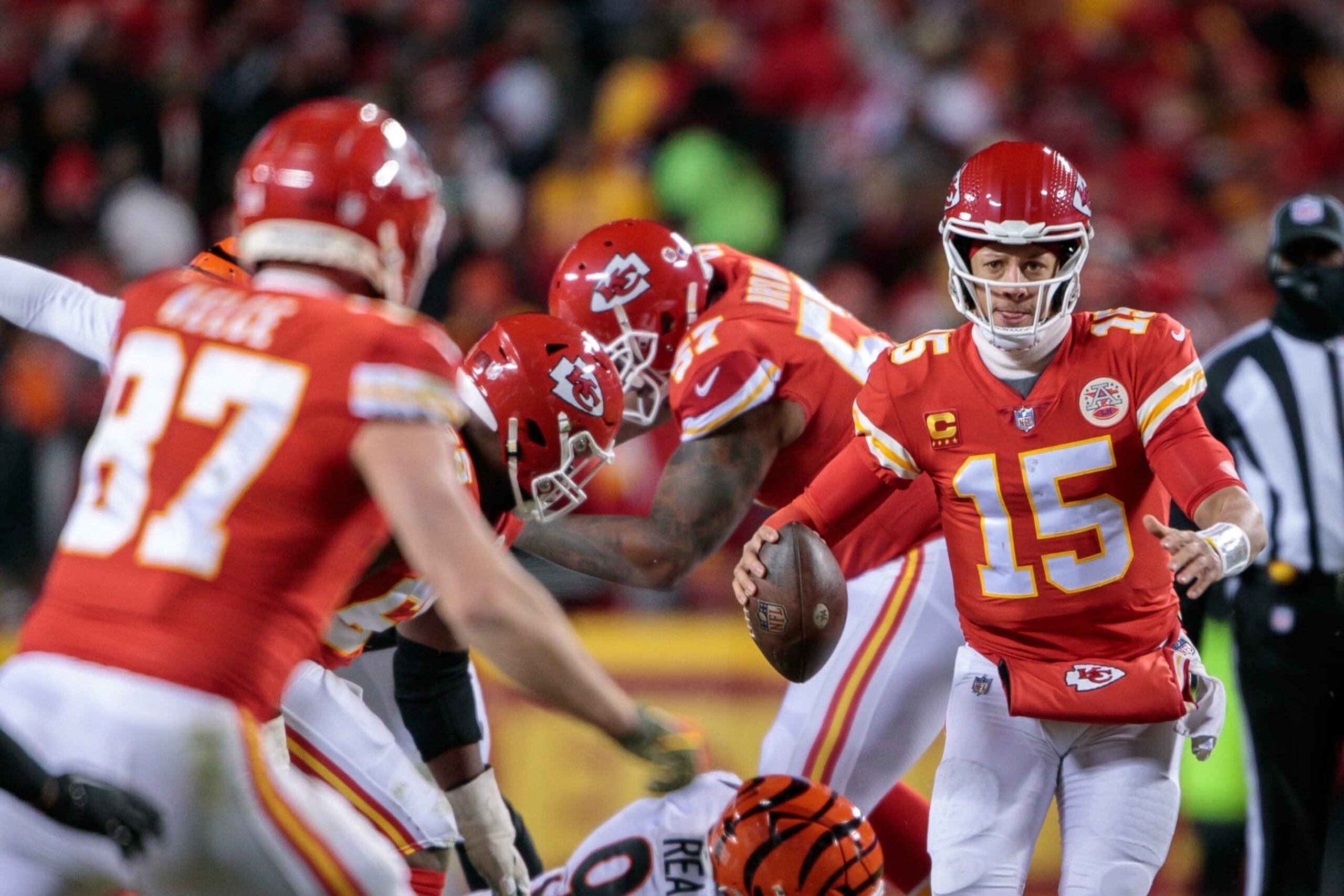 KANSAS CITY, MO - JANUARY 29: Kansas City Chiefs quarterback Patrick Mahomes (15) looks to pass to Kansas City Chiefs tight end Travis Kelce (87) during the game against the Cincinnati Bengals on January 29th, 2023 at Arrowhead Stadium in Kansas City, Missouri. (Photo by William Purnell/Icon Sportswire via Getty Images)