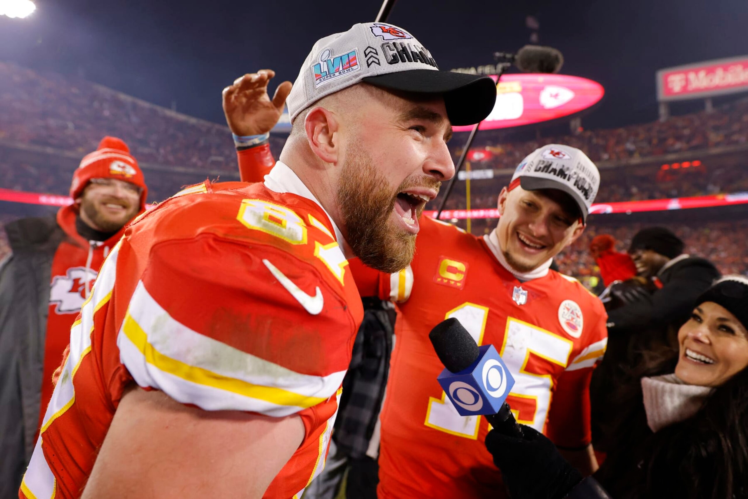Travis Kelce (left) and Patrick Mahomes (right)