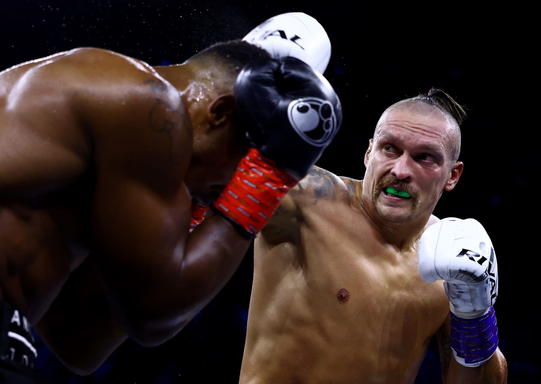 JEDDAH, SAUDI ARABIA - AUGUST 20: Oleksandr Usyk punches Anthony Joshua during the Rage on the Red Sea Heavyweight Title Fight at King Abdullah Sports City Arena on August 20, 2022 in Jeddah, Saudi Arabia. (Photo by Francois Nel/Getty Images)