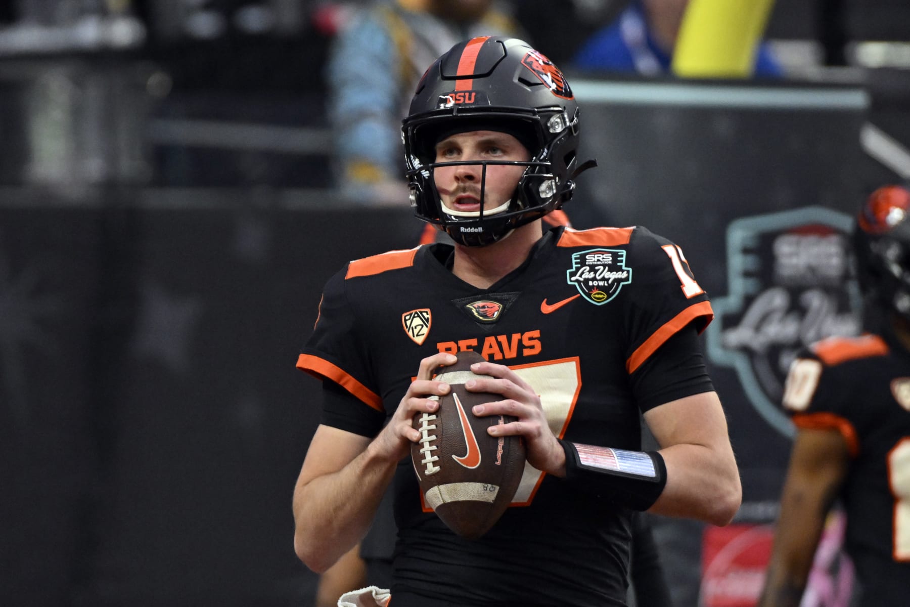 LAS VEGAS, NEVADA - DECEMBER 17: Quarterback Ben Gulbranson #17 of the Oregon State Beavers warms up before the SRS Distribution Las Vegas Bowl against the Florida Gators at Allegiant Stadium on December 17, 2022 in Las Vegas, Nevada. (Photo by David Becker/Getty Images)