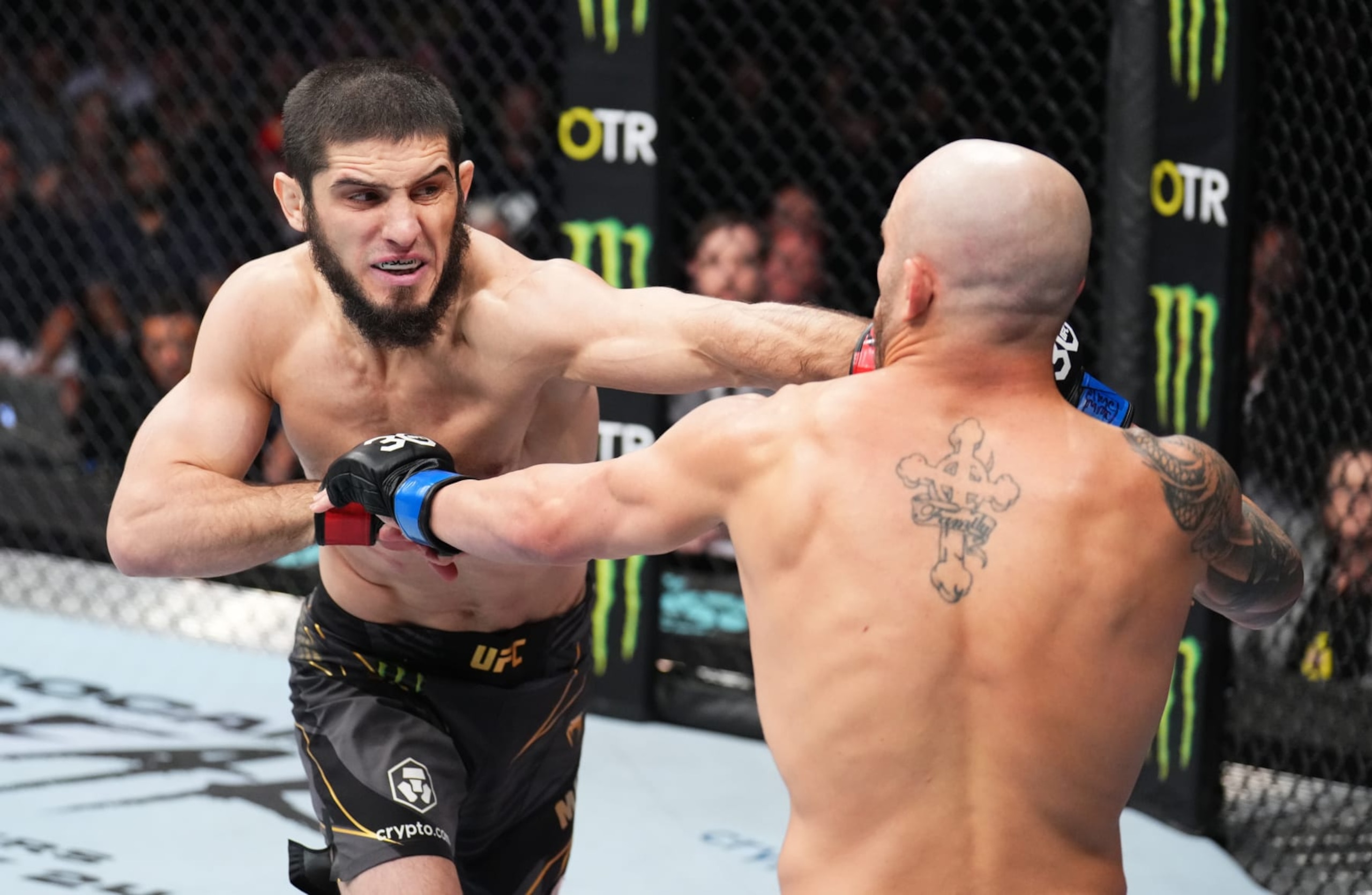PERTH, AUSTRALIA - FEBRUARY 12: (L-R) Islam Makhachev of Russia punches Alexander Volkanovski of Australia in the UFC lightweight championship fight during the UFC 284 event at RAC Arena on February 12, 2023 in Perth, Australia. (Photo by Chris Unger/Zuffa LLC via Getty Images) PERTH, AUSTRALIA - FEBRUARY 12: (L-R) Islam Makhachev of Russia punches Alexander Volkanovski of Australia in the UFC lightweight championship fight during the UFC 284 event at RAC Arena on February 12, 2023 in Perth, Australia. (Photo by Chris Unger/Zuffa LLC via Getty Images)