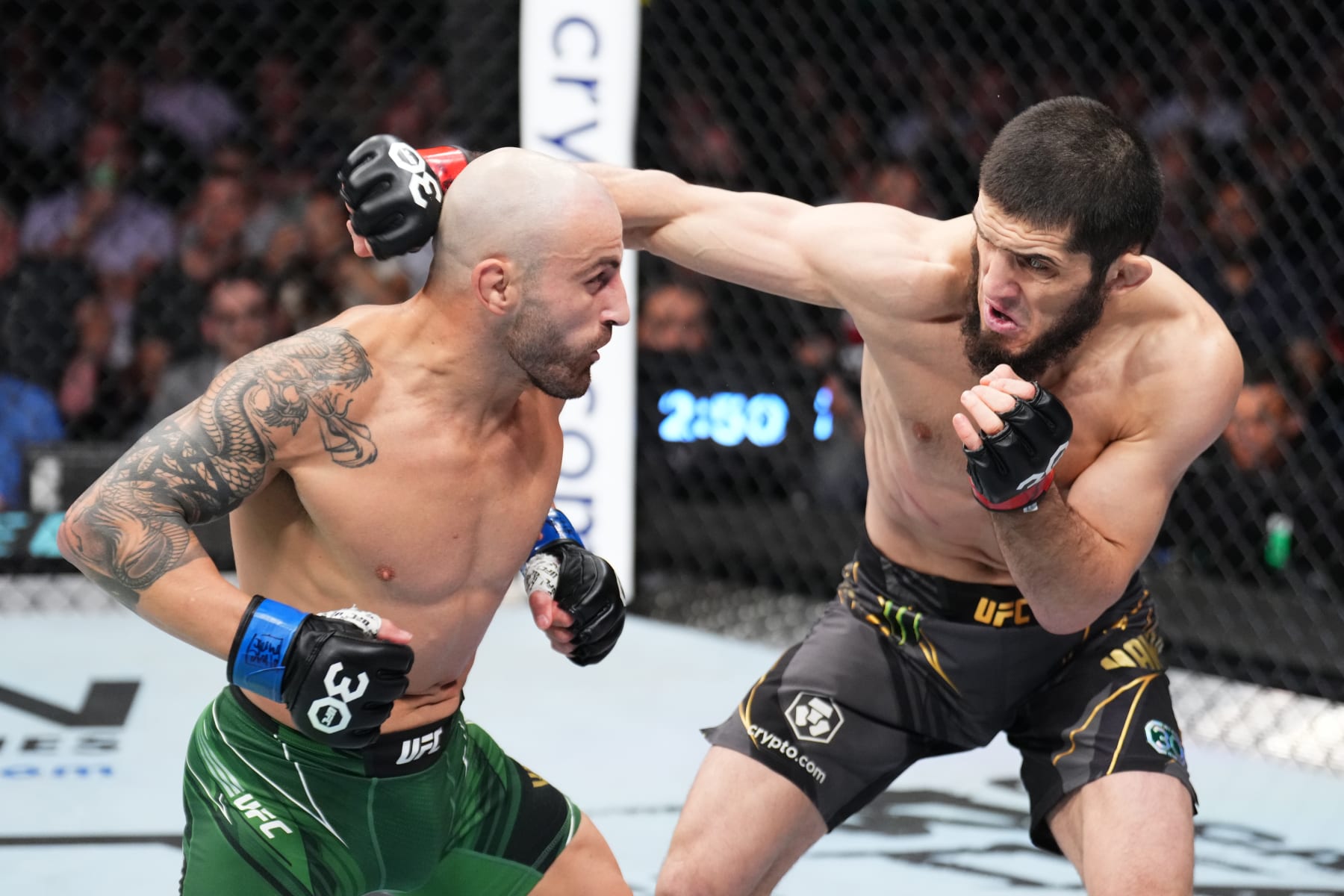 PERTH, AUSTRALIA - FEBRUARY 12: (R-L) Islam Makhachev of Russia punches Alexander Volkanovski of Australia in the UFC lightweight championship fight during the UFC 284 event at RAC Arena on February 12, 2023 in Perth, Australia. (Photo by Chris Unger/Zuffa LLC via Getty Images)